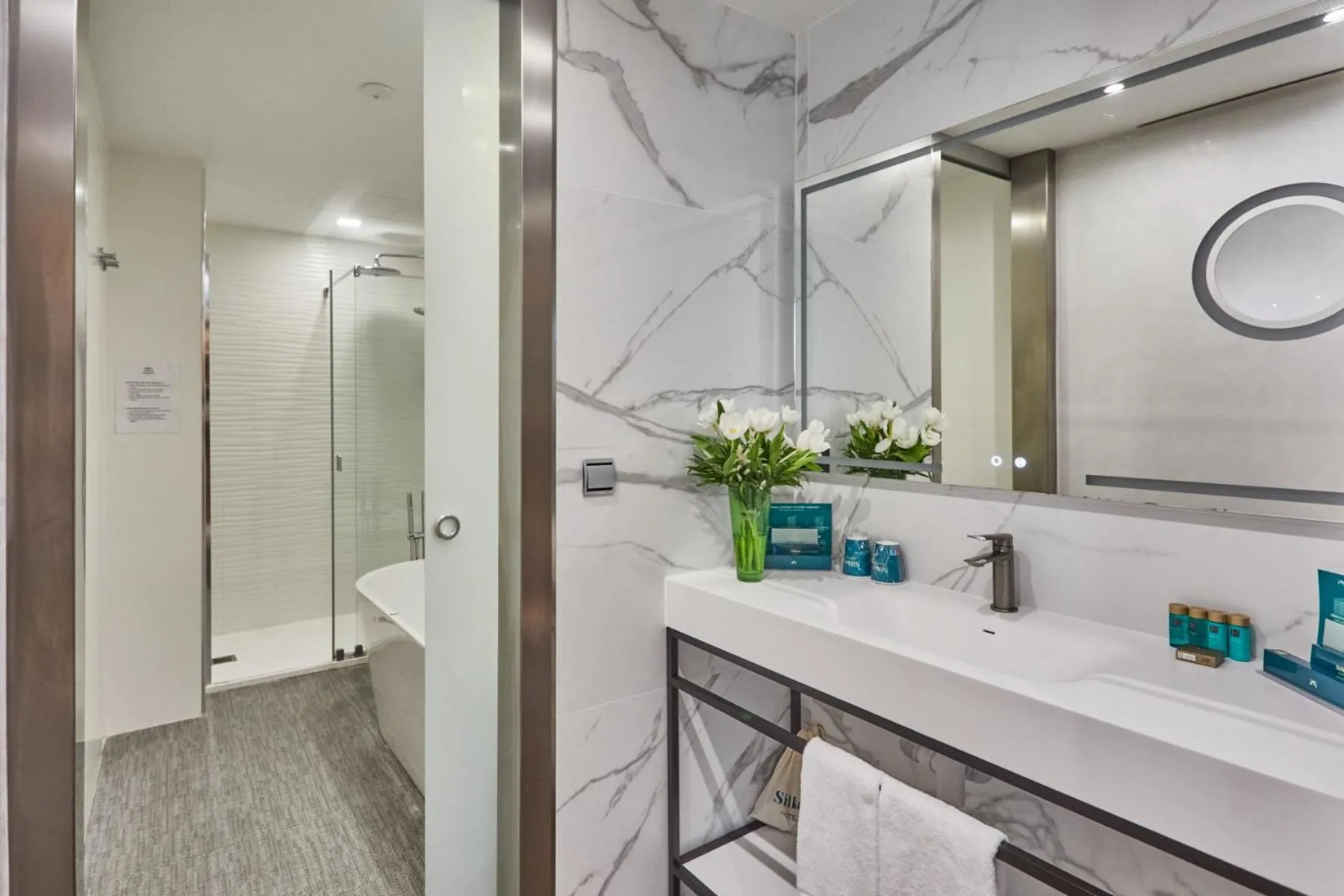 Shower in Silken Puerta Valencia