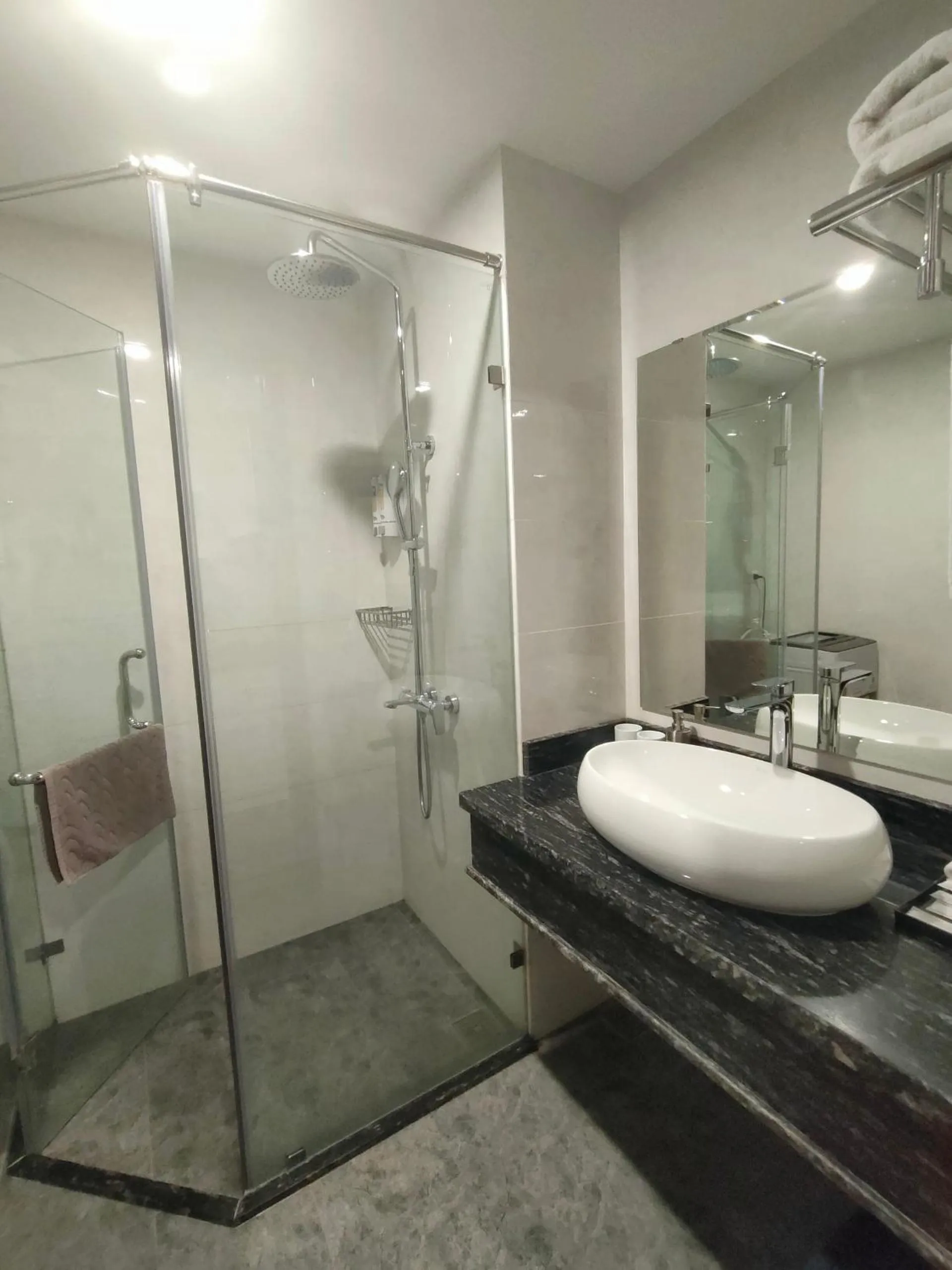 Shower in Branda Apartment & Hotel