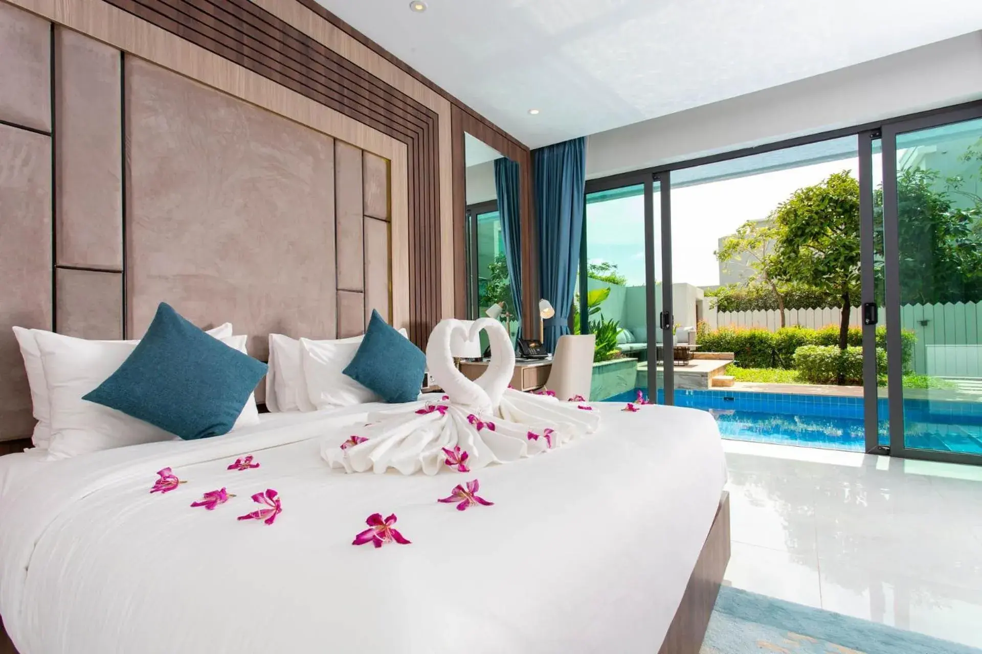 Photo of the whole room, Bed in Castle Bayview Resort & Spa Photo of the whole room, Bed in Castle Bayview Resort & Spa