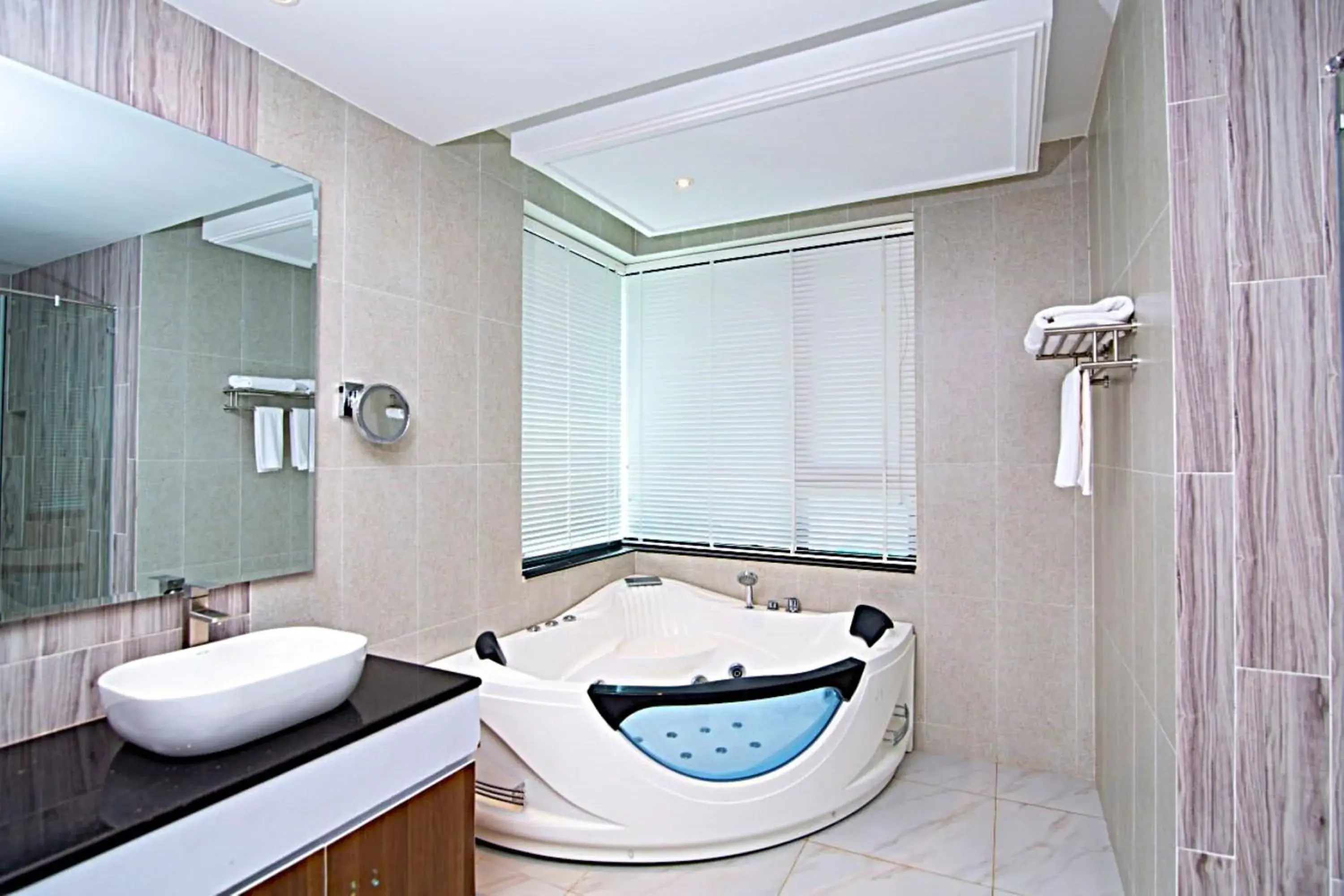 Hot Tub in Castle Bayview Resort & Spa Hot Tub in Castle Bayview Resort & Spa