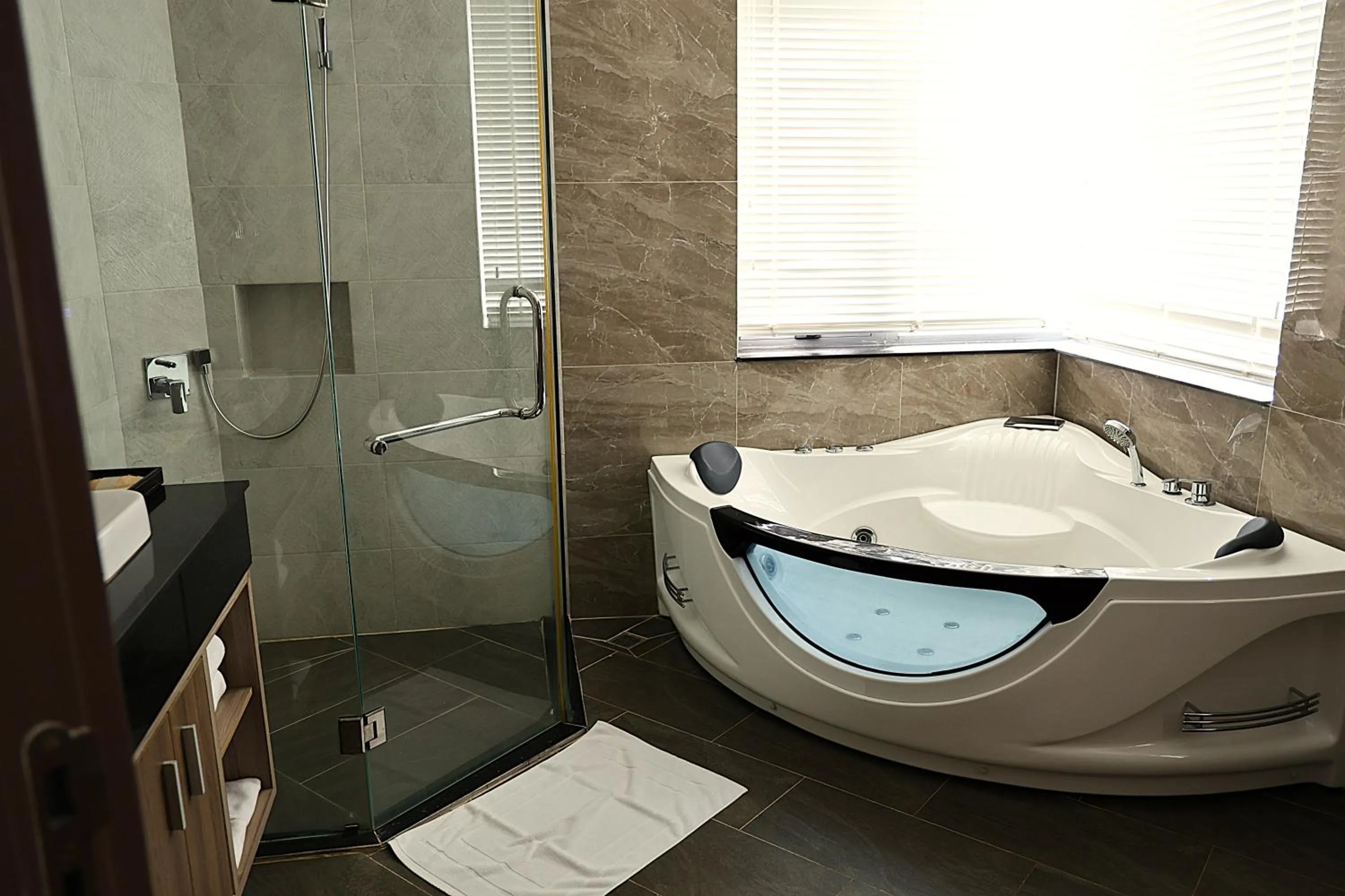 Bath in Castle Bayview Resort & Spa