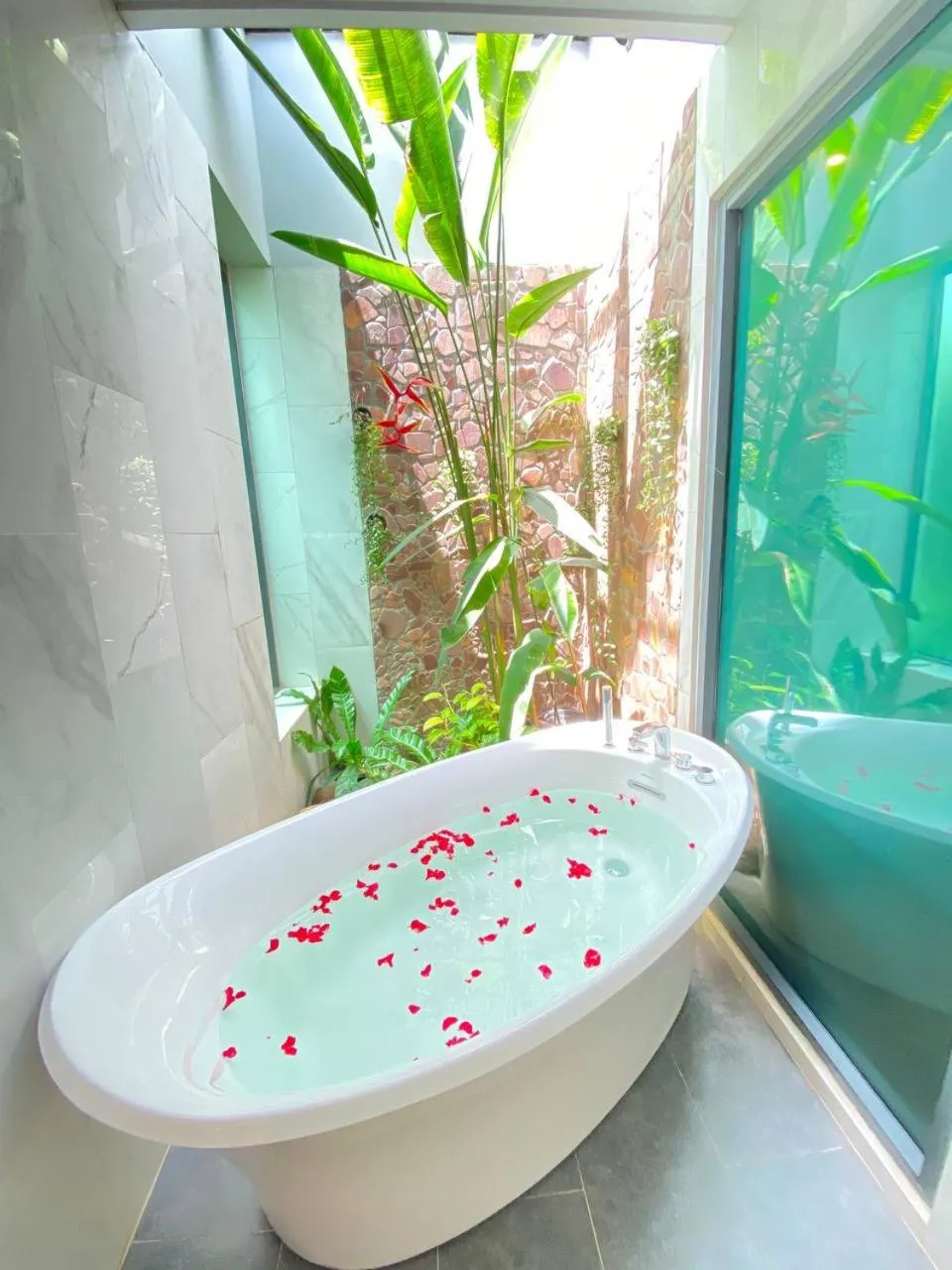 Hot Tub in Castle Bayview Resort & Spa