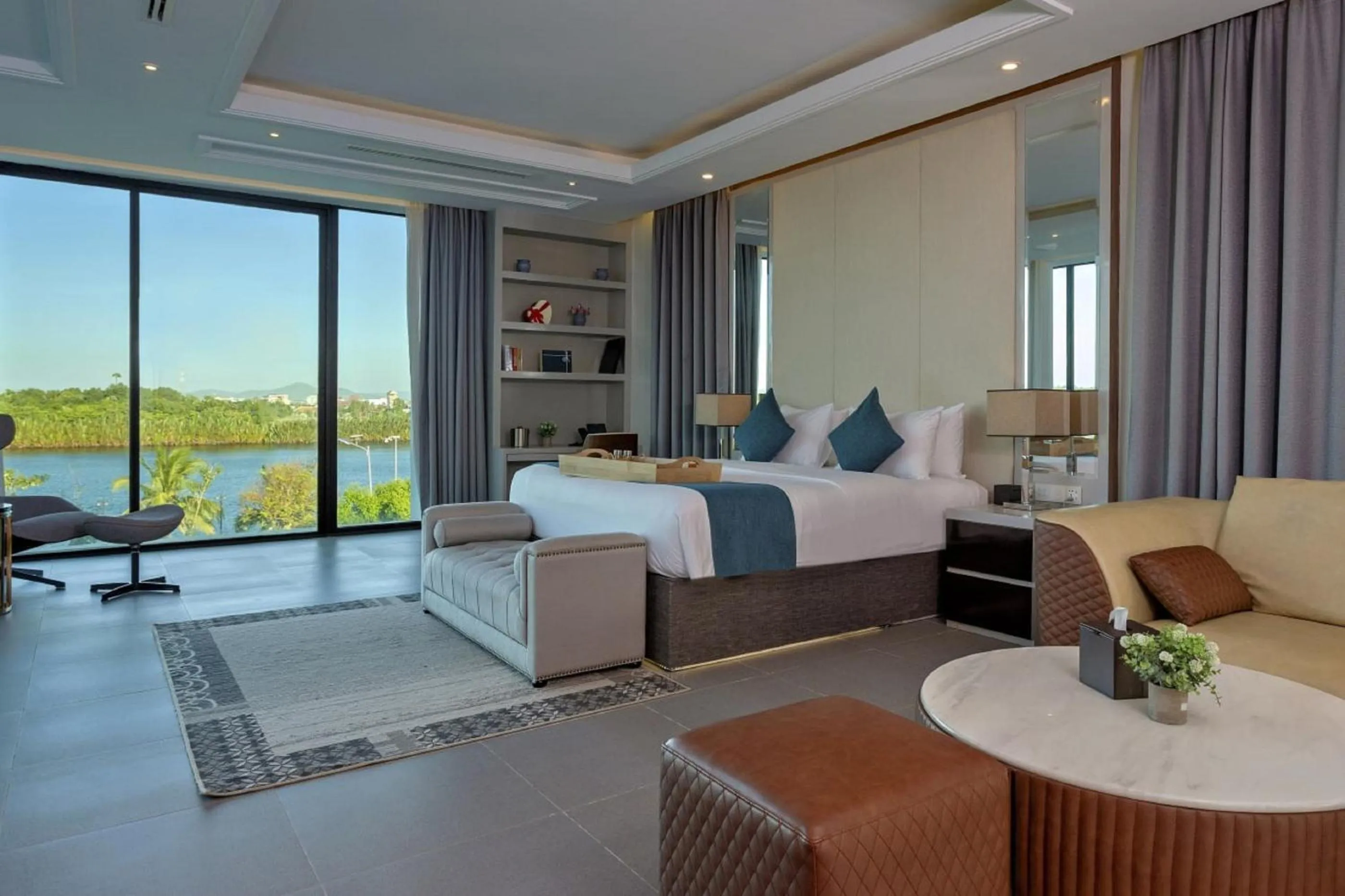 Lake view, Bed in Castle Bayview Resort & Spa