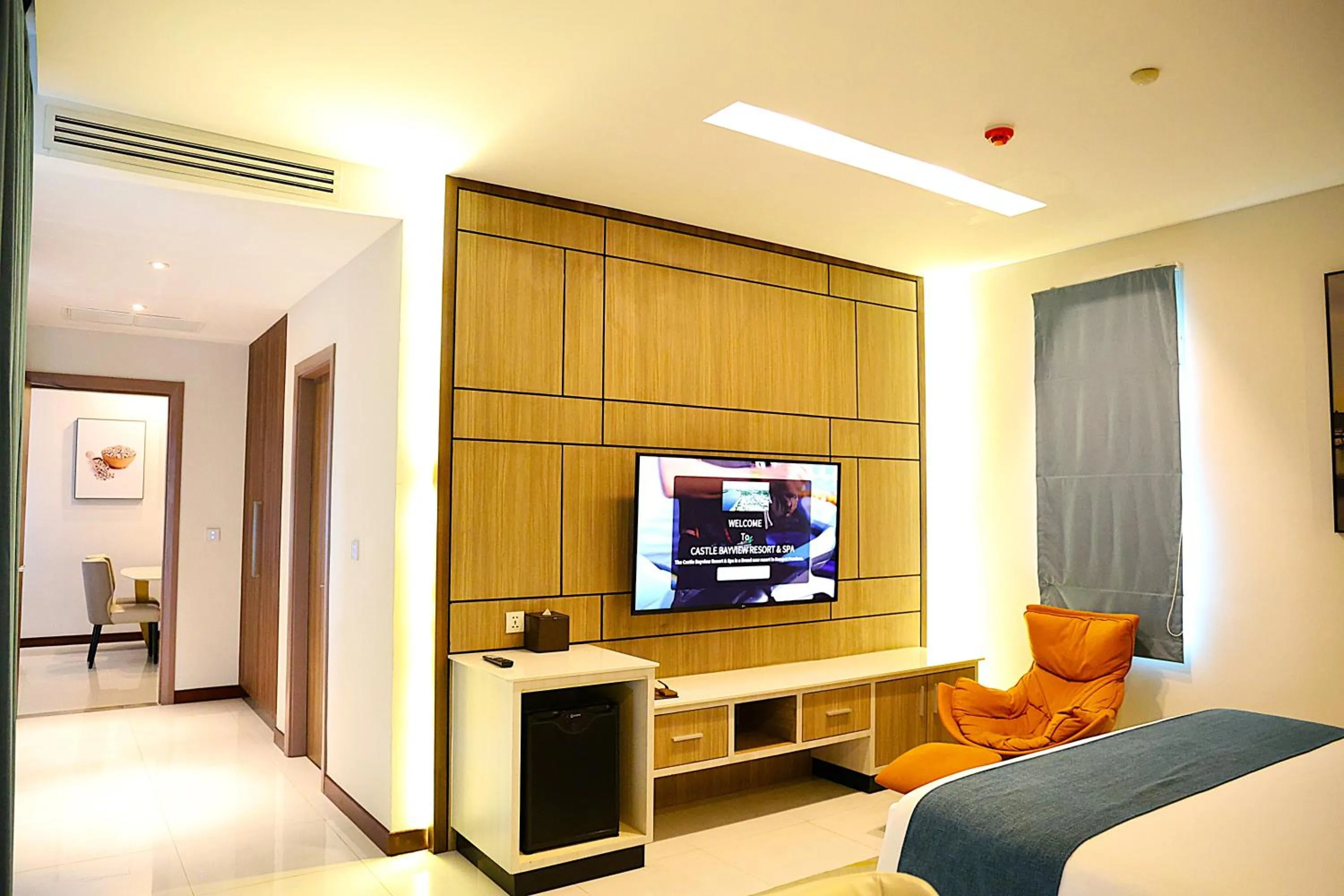 Communal lounge/ TV room, Bed in Castle Bayview Resort & Spa