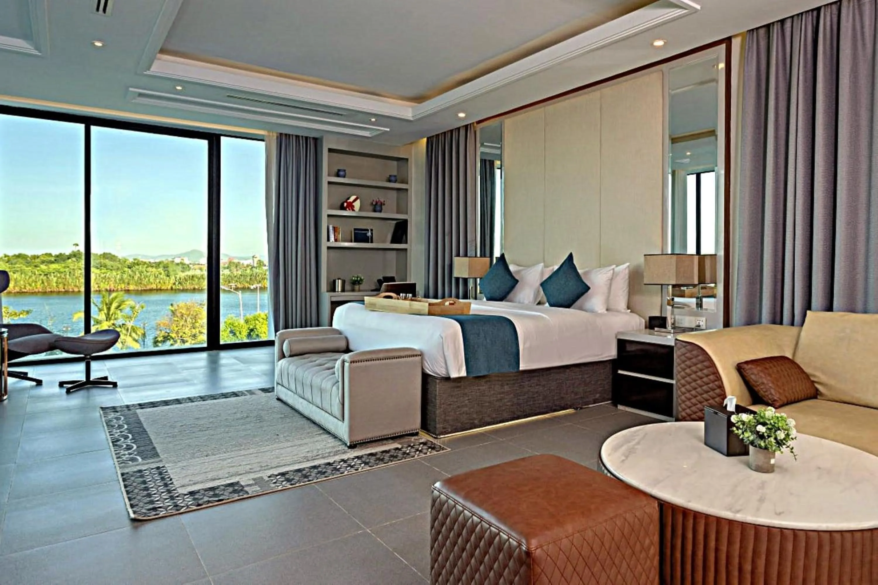 Lake view, Bed in Castle Bayview Resort & Spa