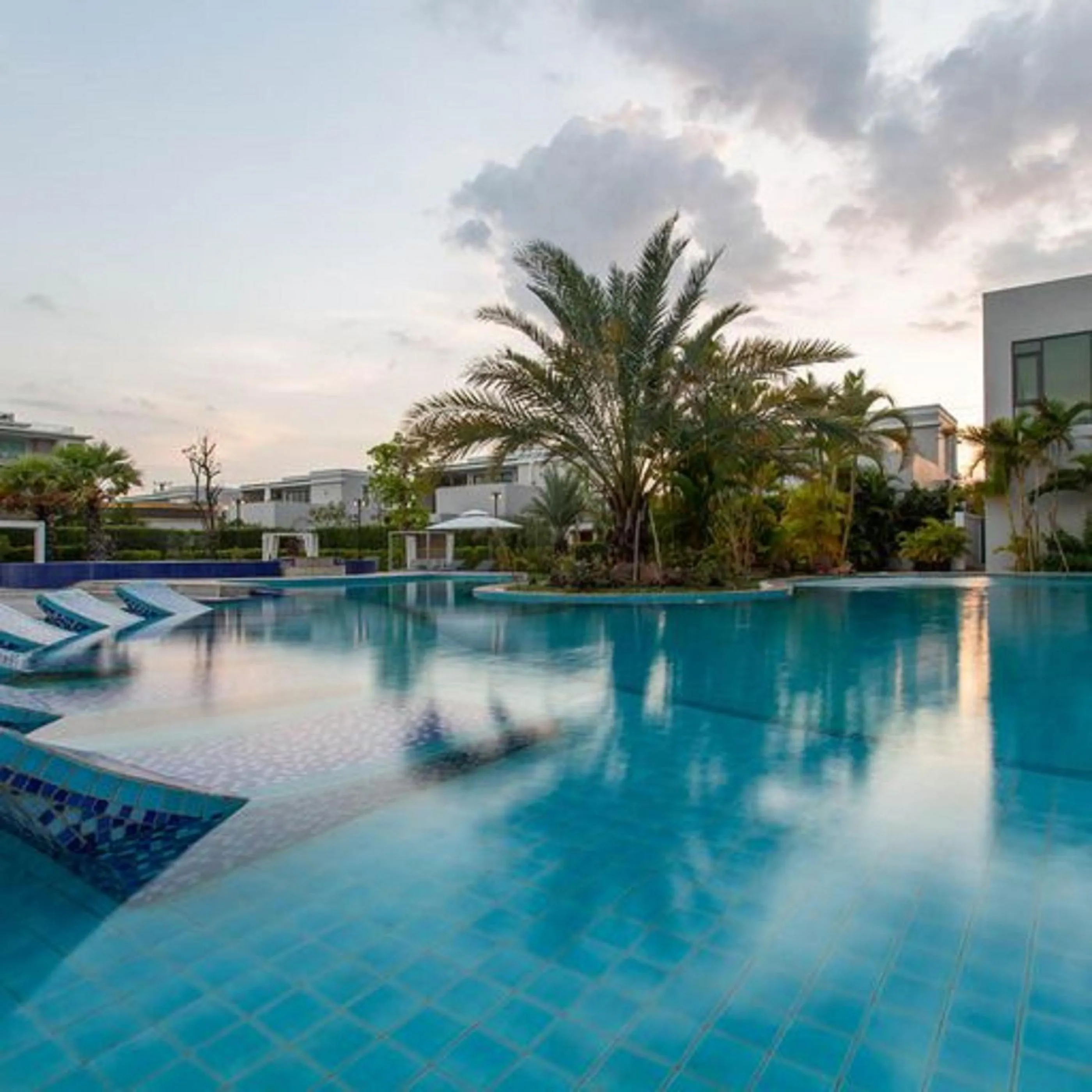 Swimming pool in Castle Bayview Resort & Spa