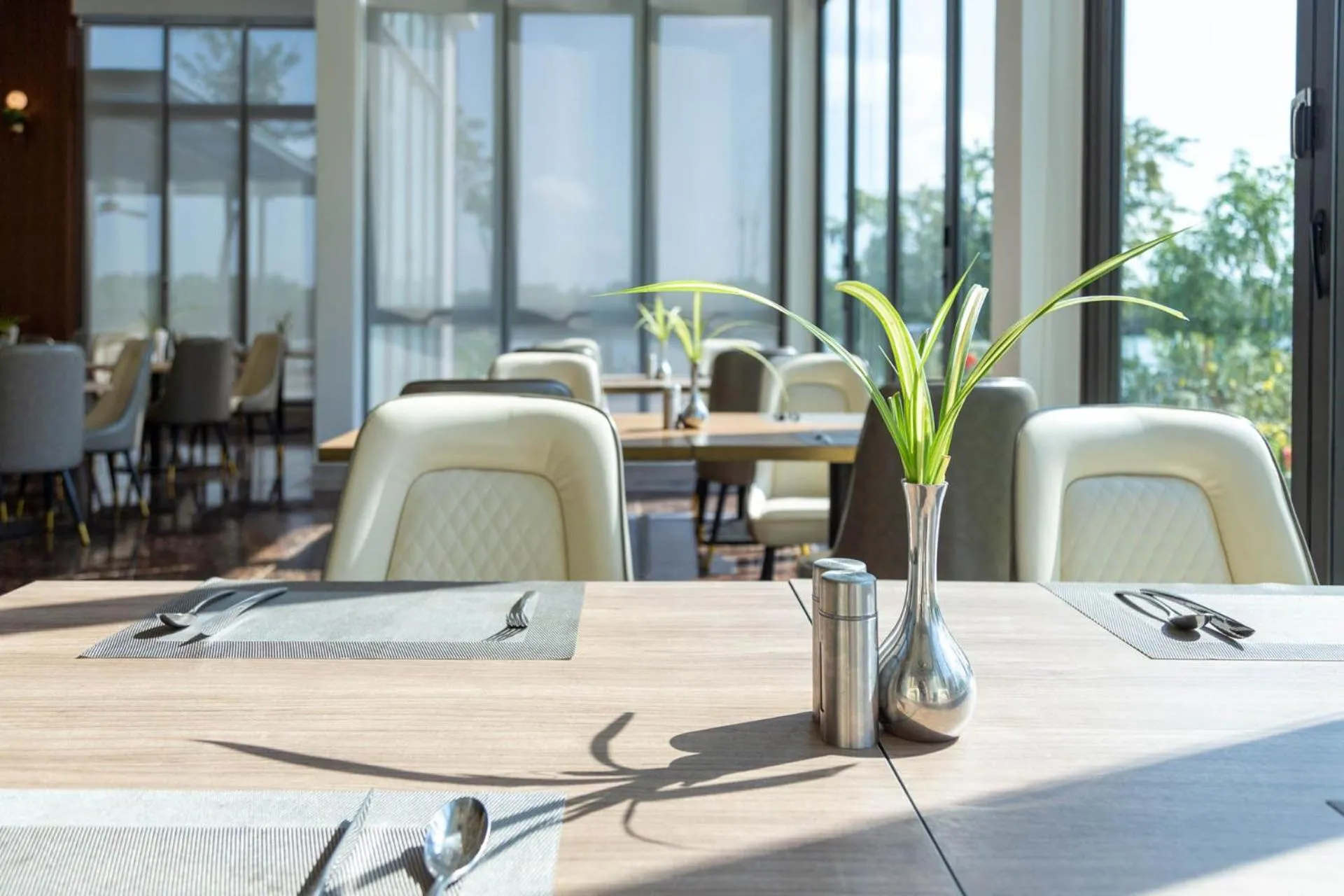 Restaurant/places to eat in Castle Bayview Resort & Spa