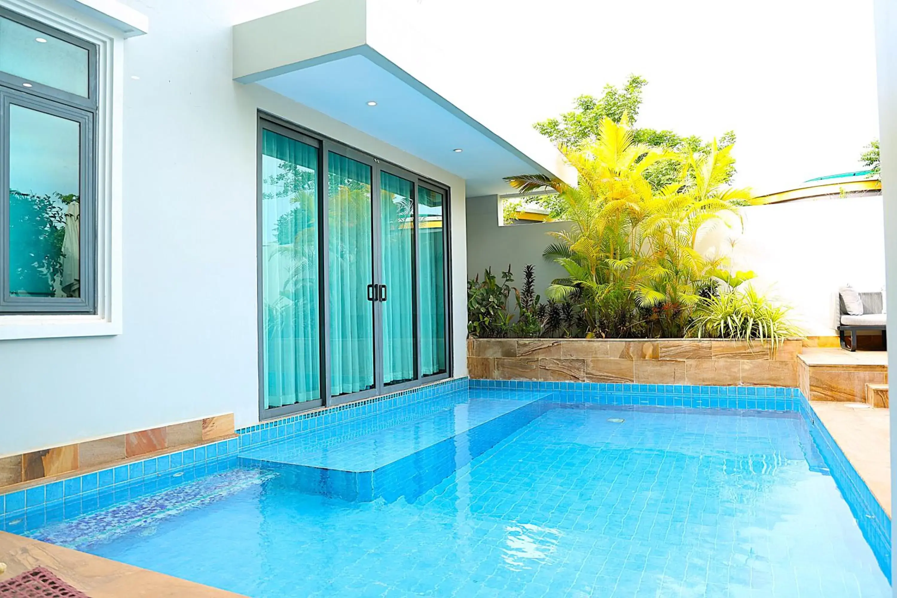 Pool view in Castle Bayview Resort & Spa Pool view in Castle Bayview Resort & Spa