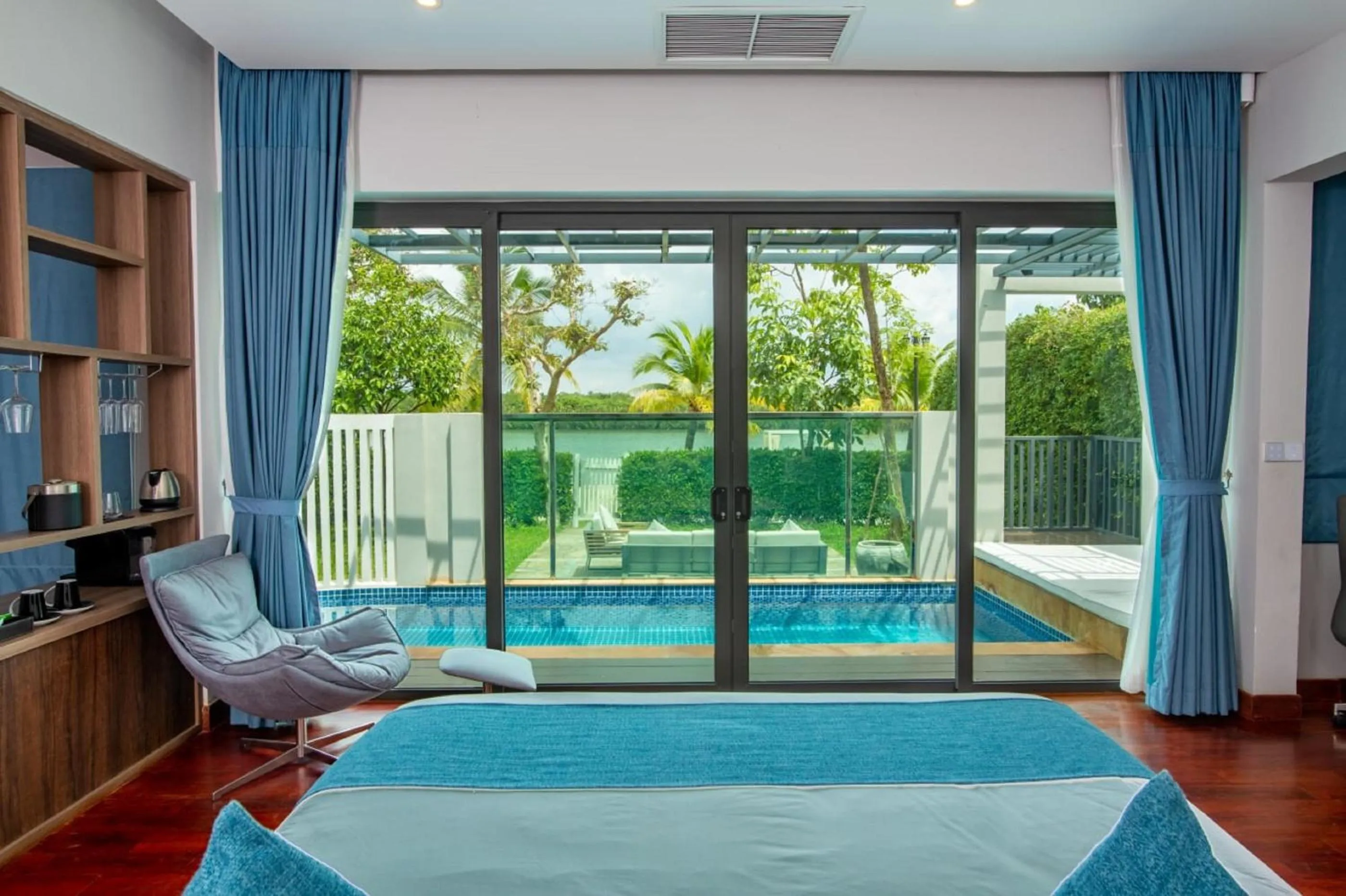 Swimming pool, Bed in Castle Bayview Resort & Spa