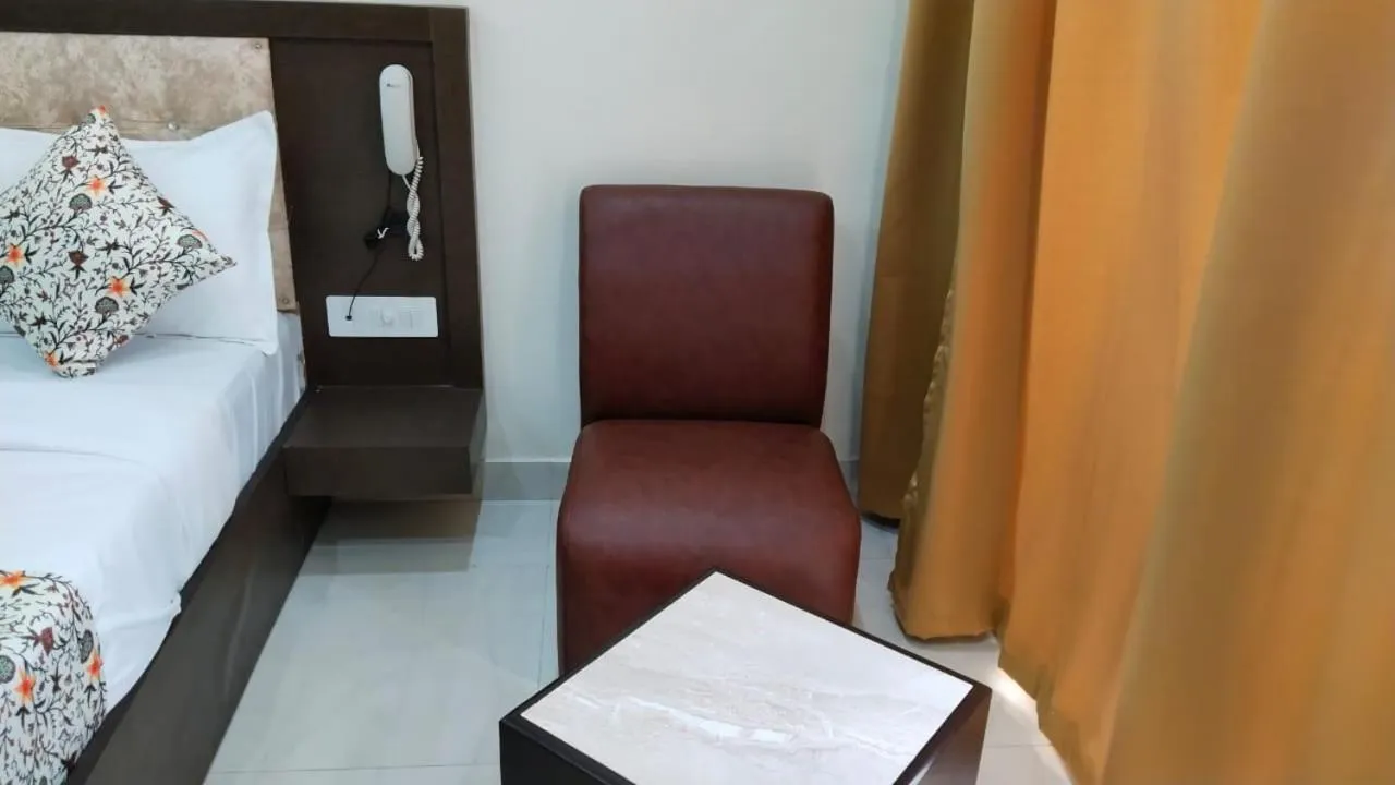 Seating area, Bed in Hotel Bagga Kuteer