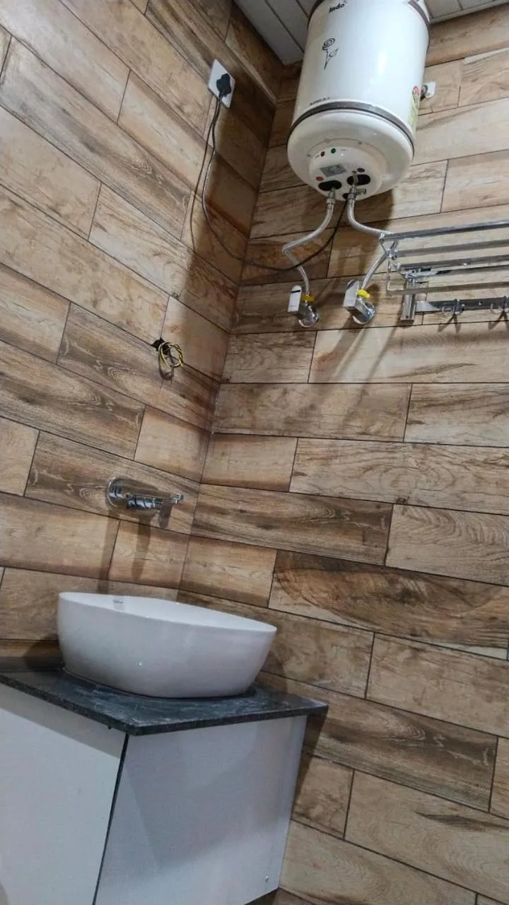 Shower in Hotel Bagga Kuteer