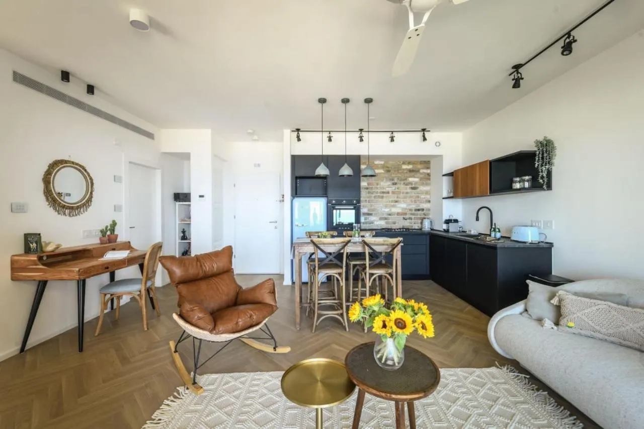 Serene Studio Apt w Balcony Overlooking the Sea