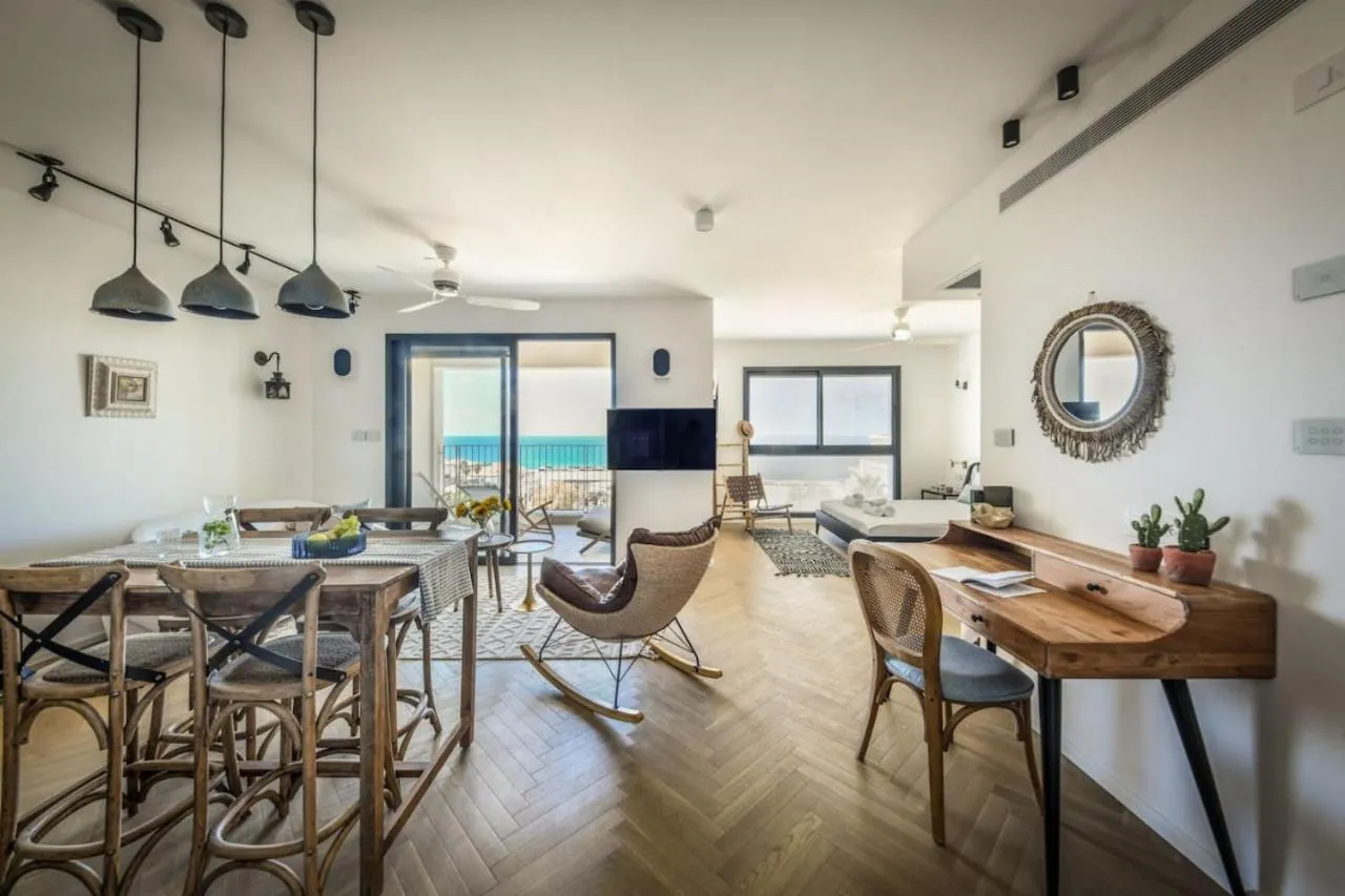 Serene Studio Apt w Balcony Overlooking the Sea