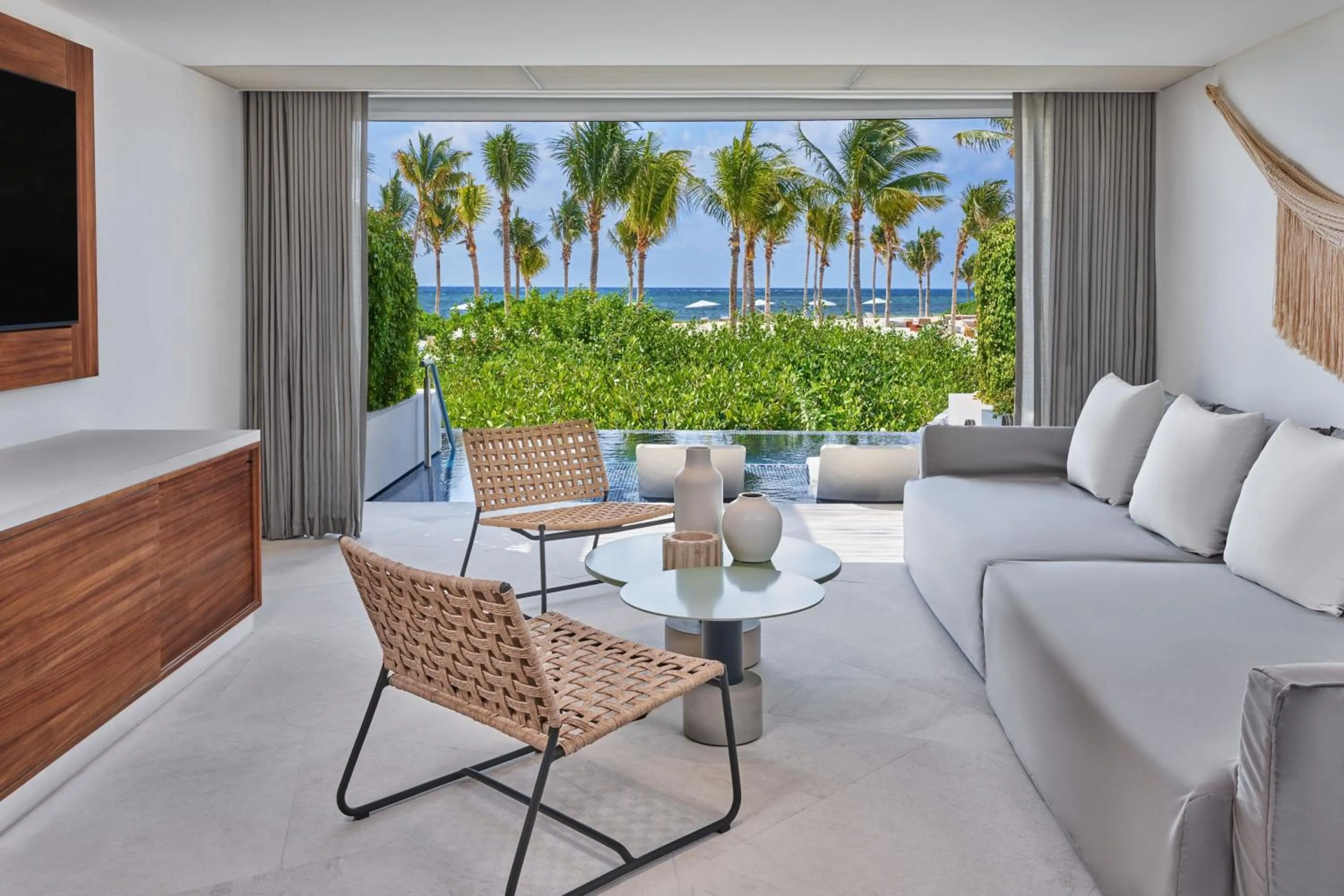 Swimming pool in The St. Regis Kanai Resort, Riviera Maya