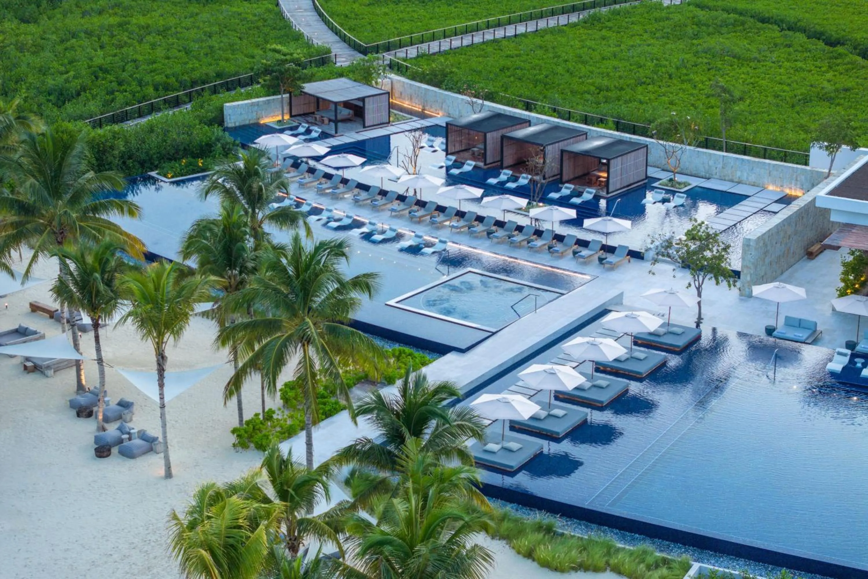 Swimming pool in The St. Regis Kanai Resort, Riviera Maya