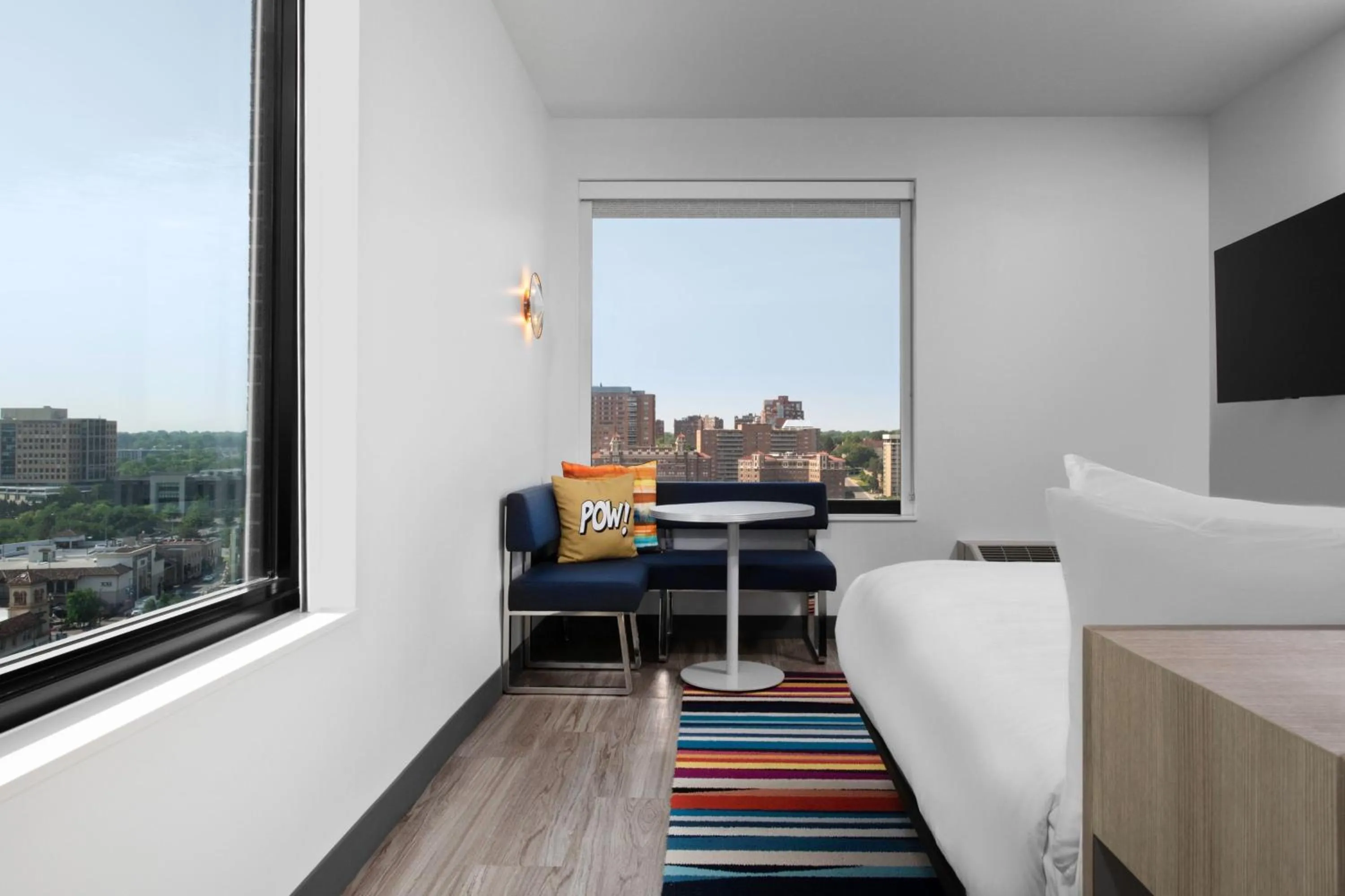 Photo of the whole room, Bed in Aloft Kansas City Country Club Plaza