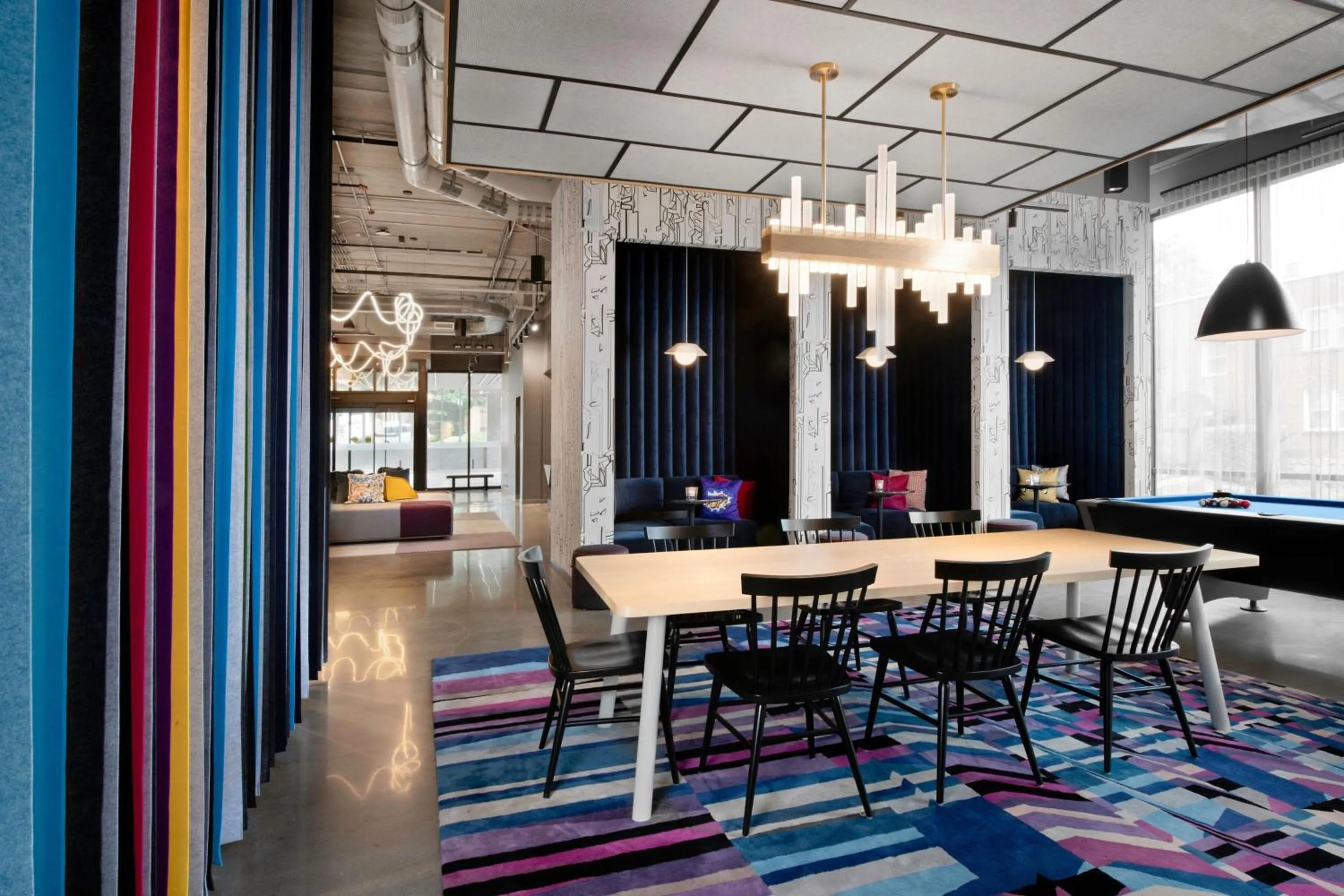 Lounge or bar in Aloft Kansas City Country Club Plaza