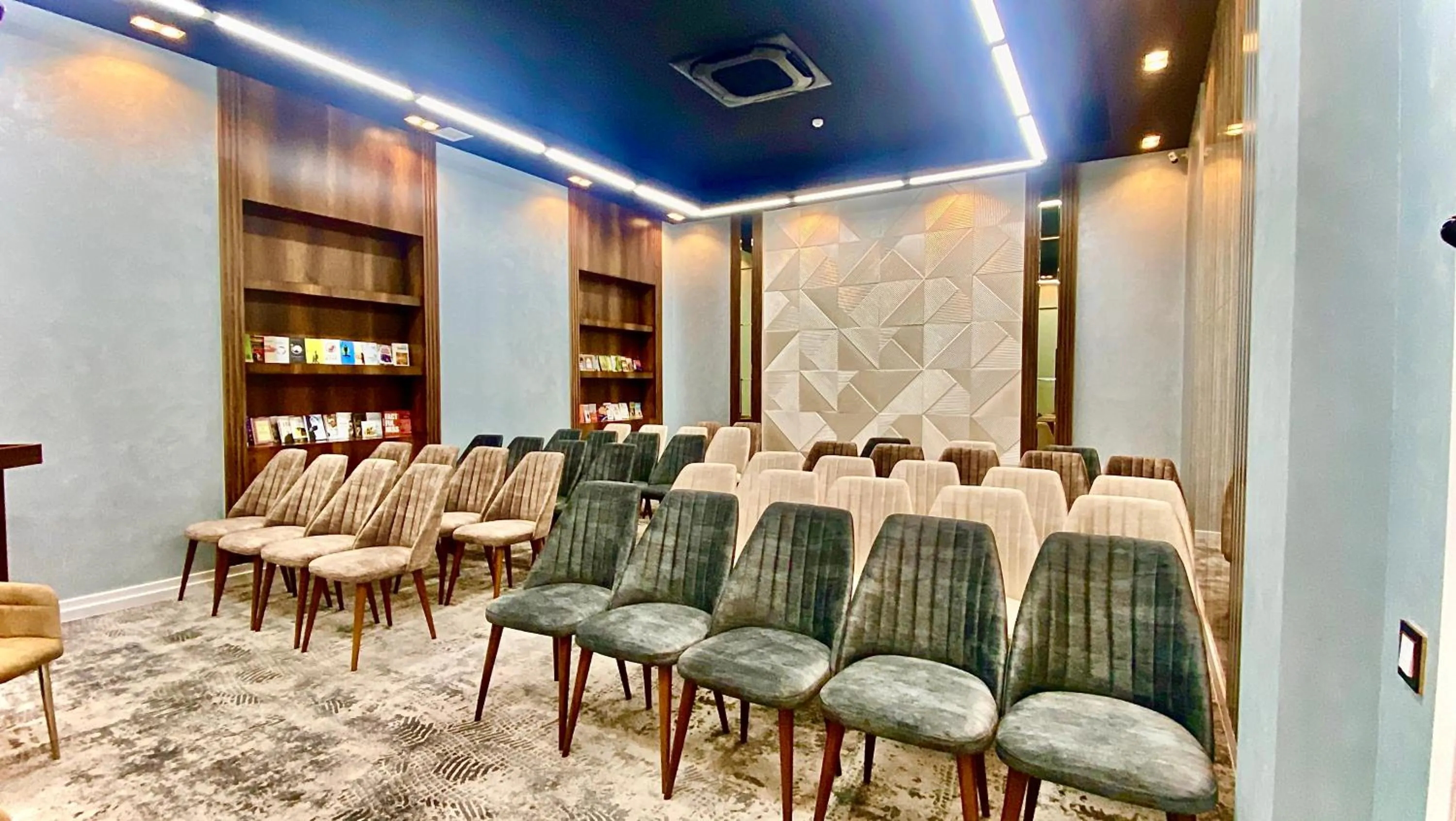 Meeting/conference room in MaxWell Hotel & SPA