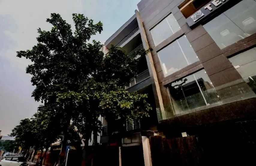 Facade/entrance in Collection O Kailash Enclave