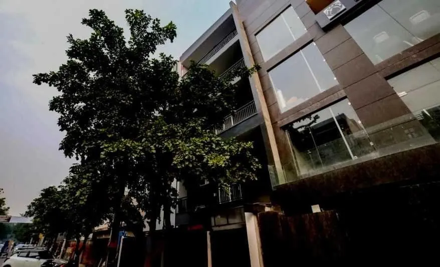 Facade/entrance in Collection O Kailash Enclave