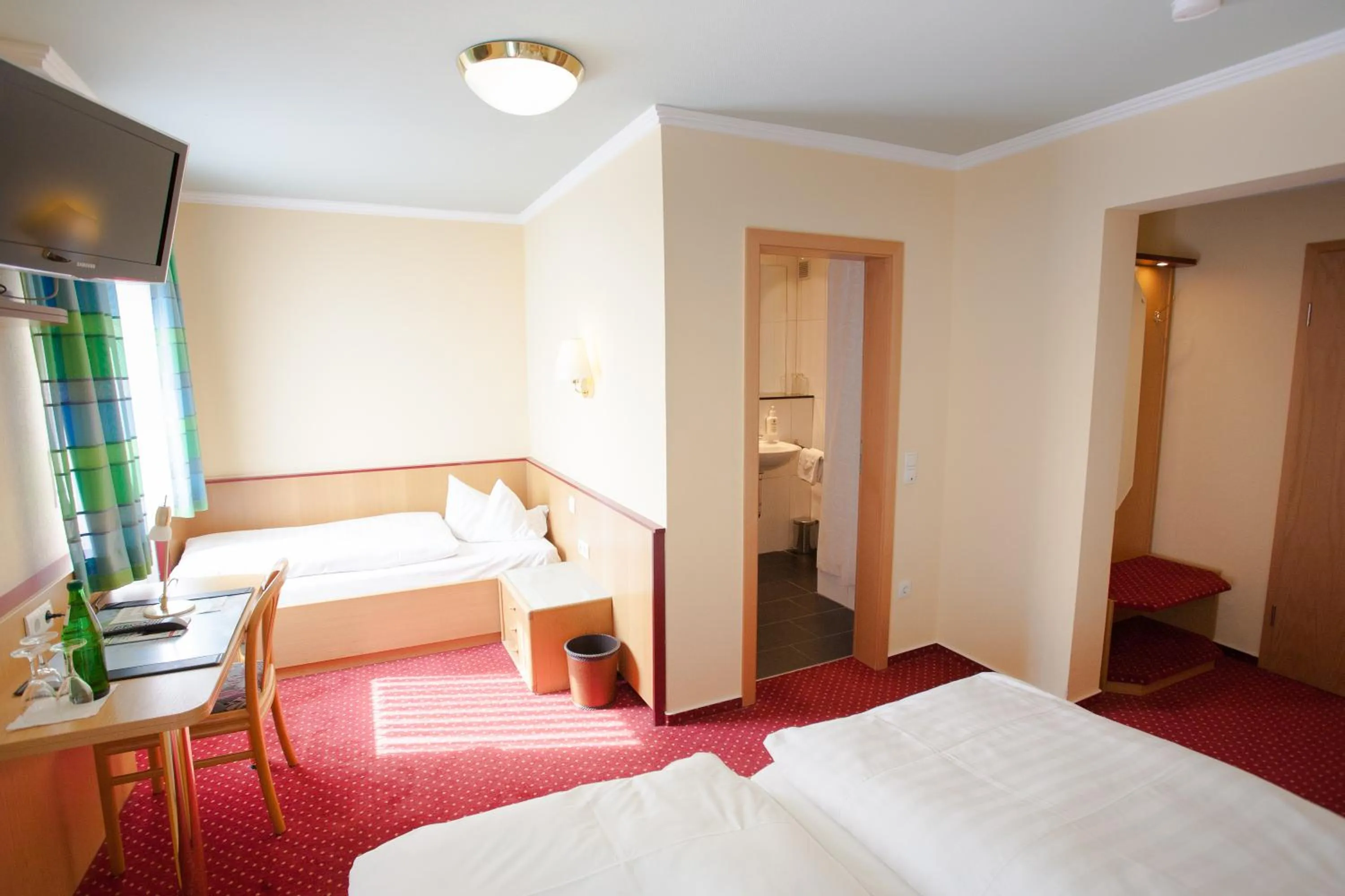 Seating area, Bed in Hotel Restaurant Zur Post Lohfelden