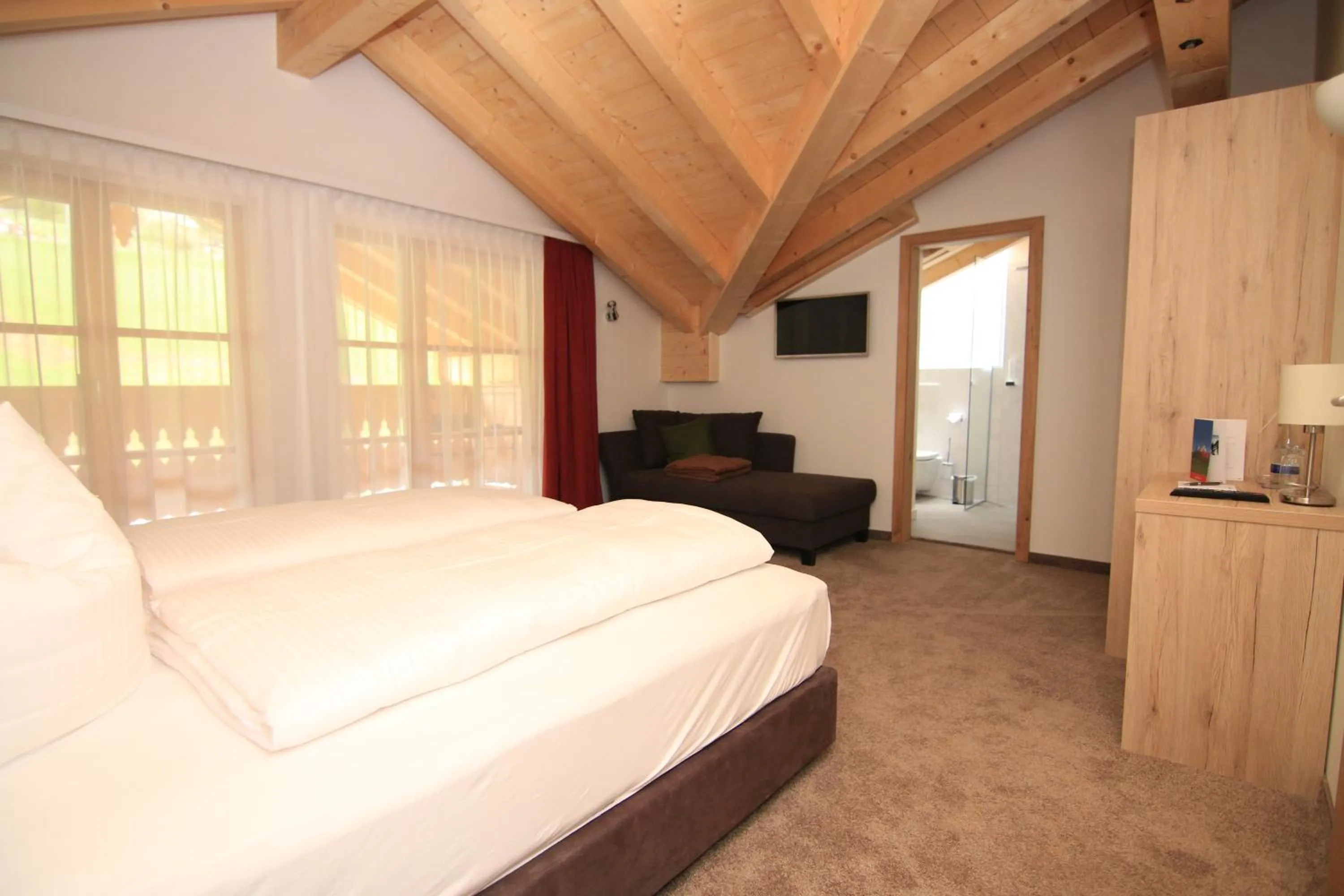 Photo of the whole room, Bed in Alpinhotel Berchtesgaden