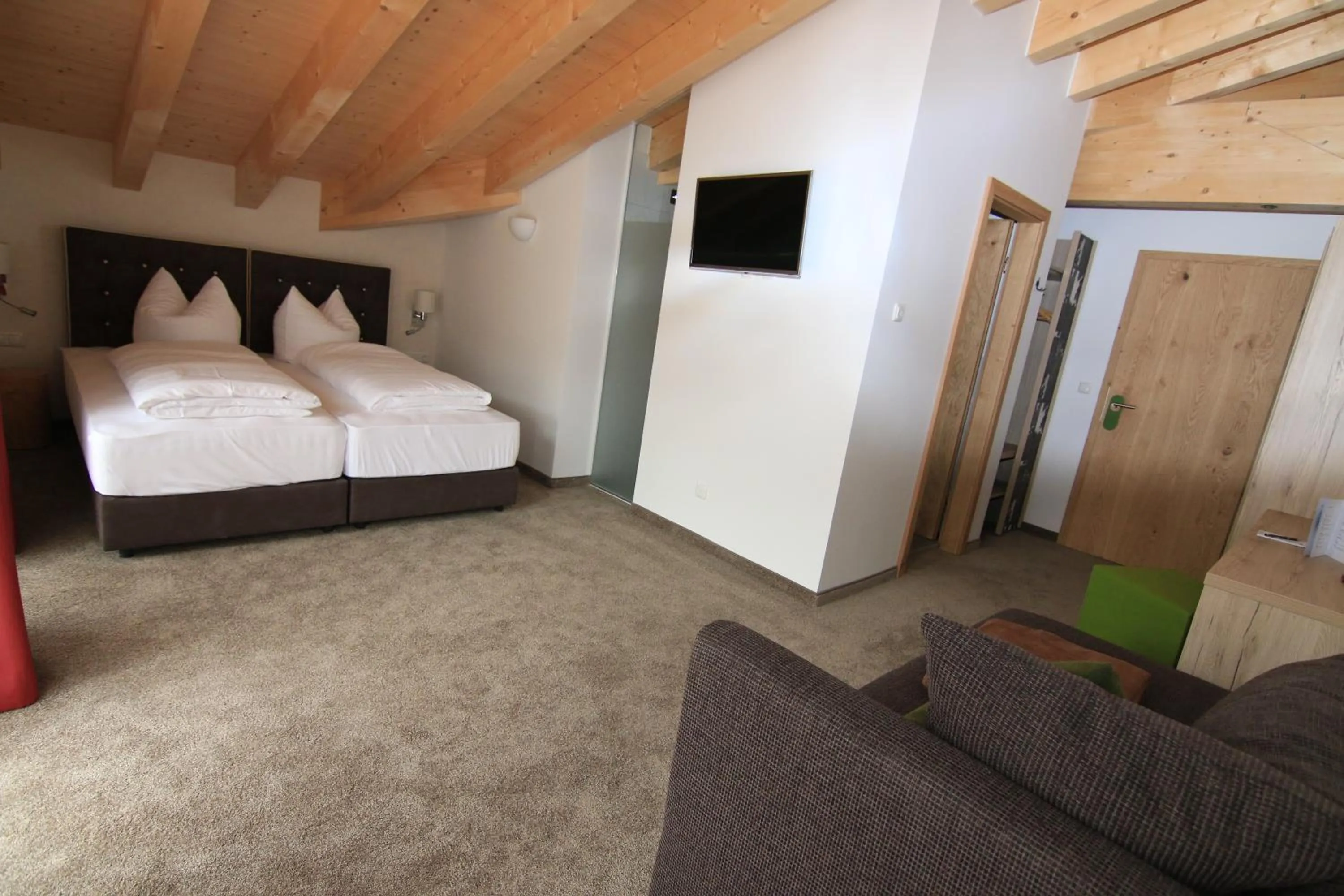 Photo of the whole room, Bed in Alpinhotel Berchtesgaden