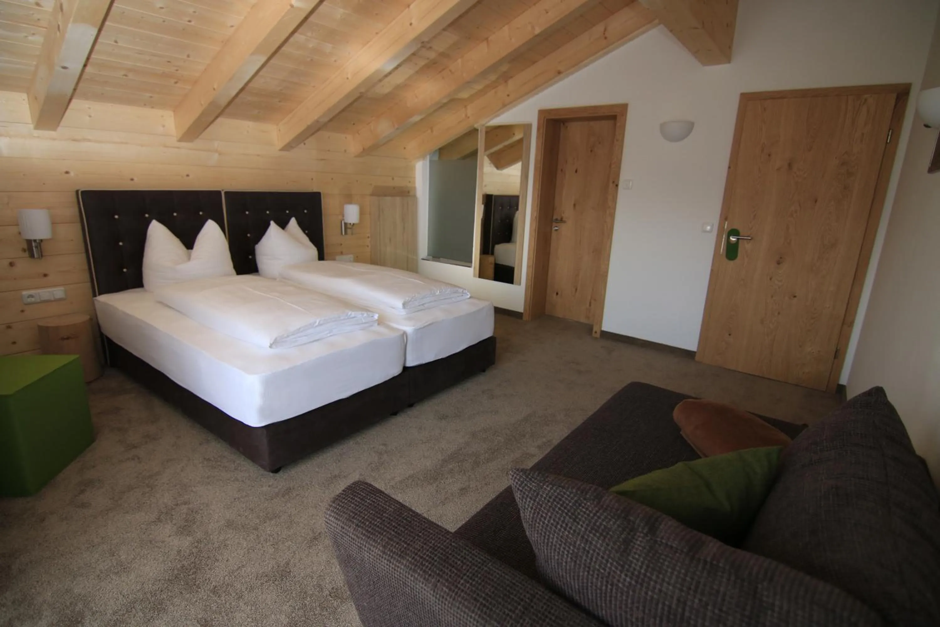 Photo of the whole room, Bed in Alpinhotel Berchtesgaden
