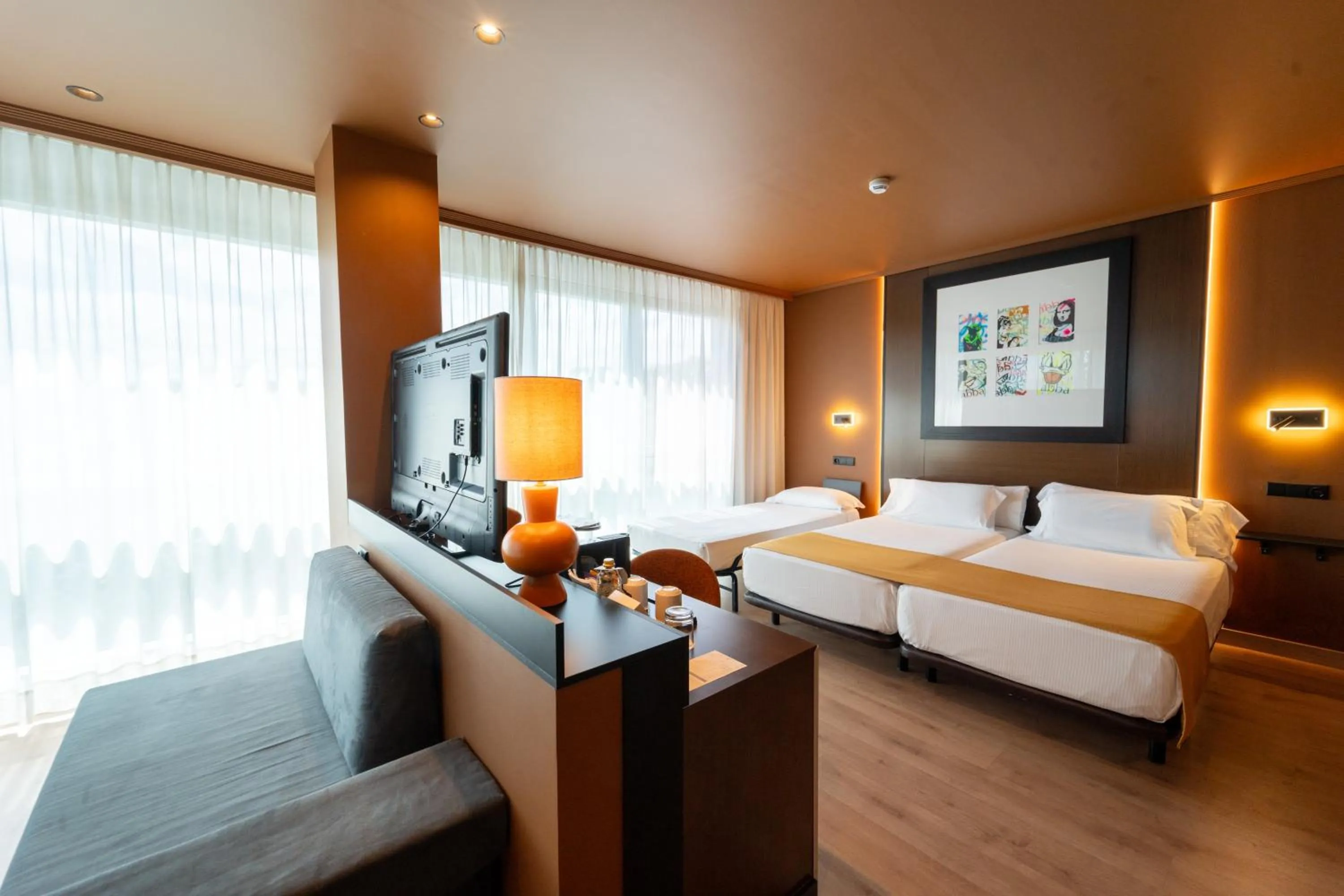 Photo of the whole room, Bed in Abba Playa Gijón