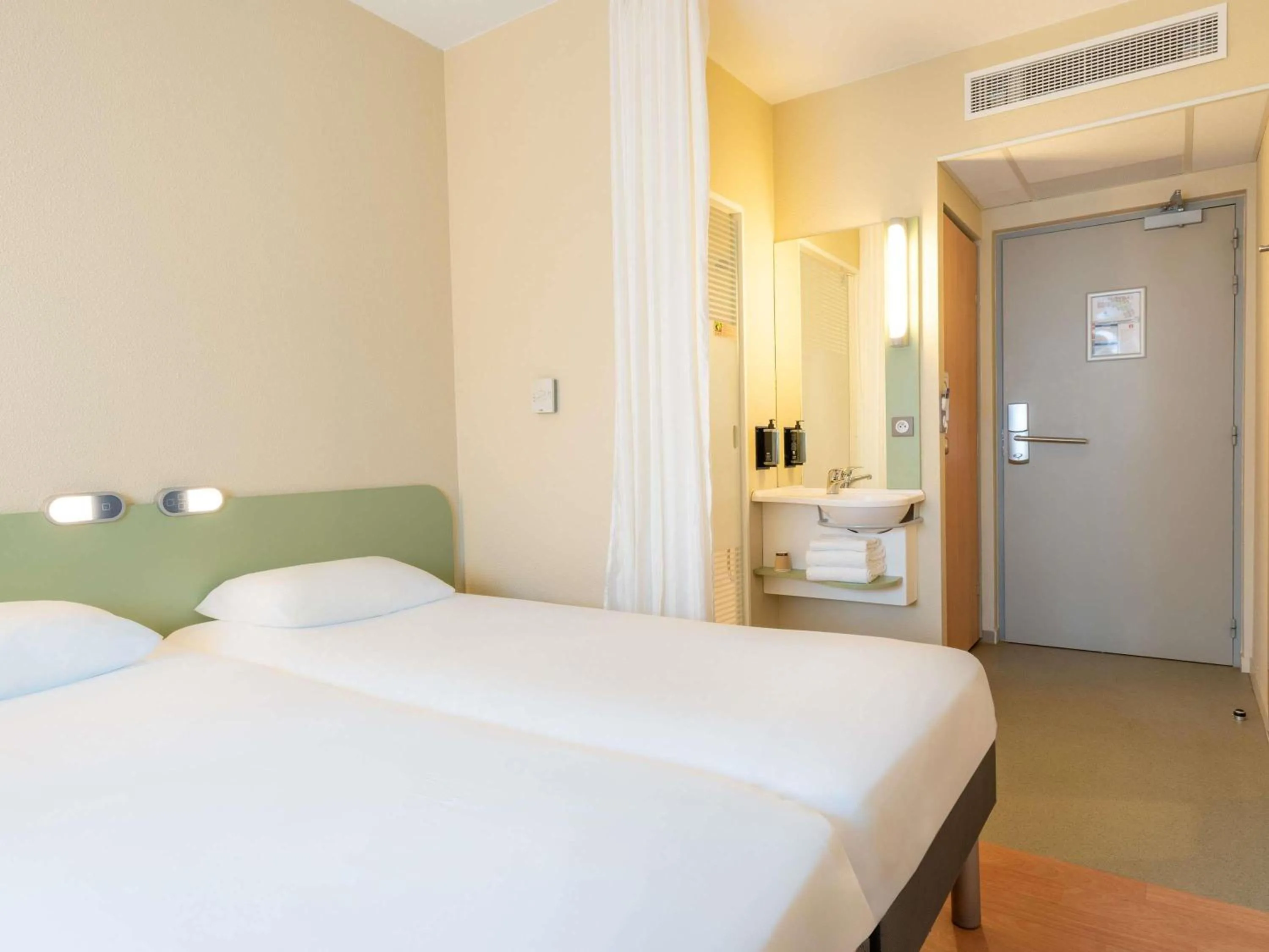 Bedroom, Bed in Ibis budget Les Sables d'Olonne