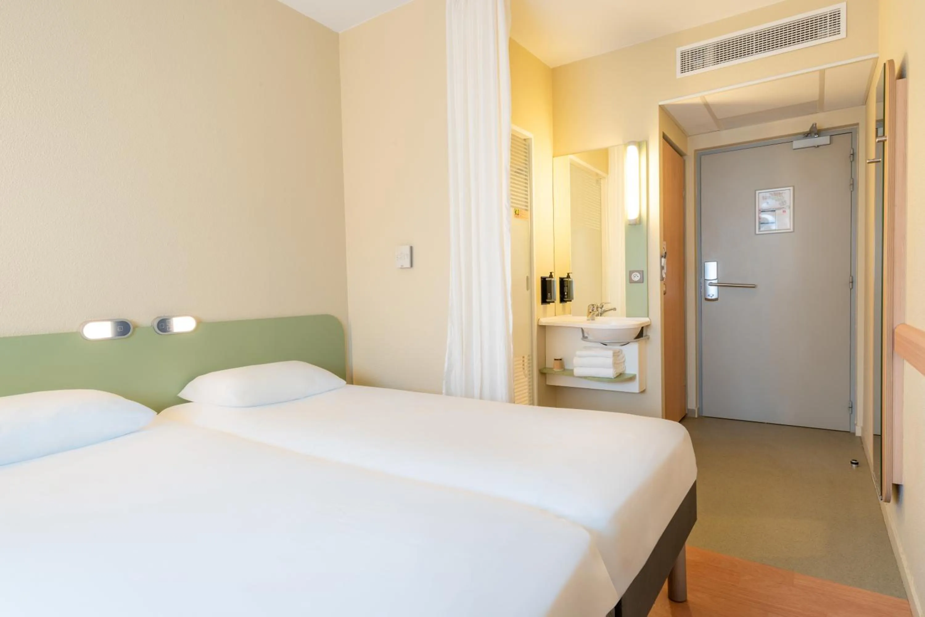 Bed in Ibis budget Les Sables d'Olonne