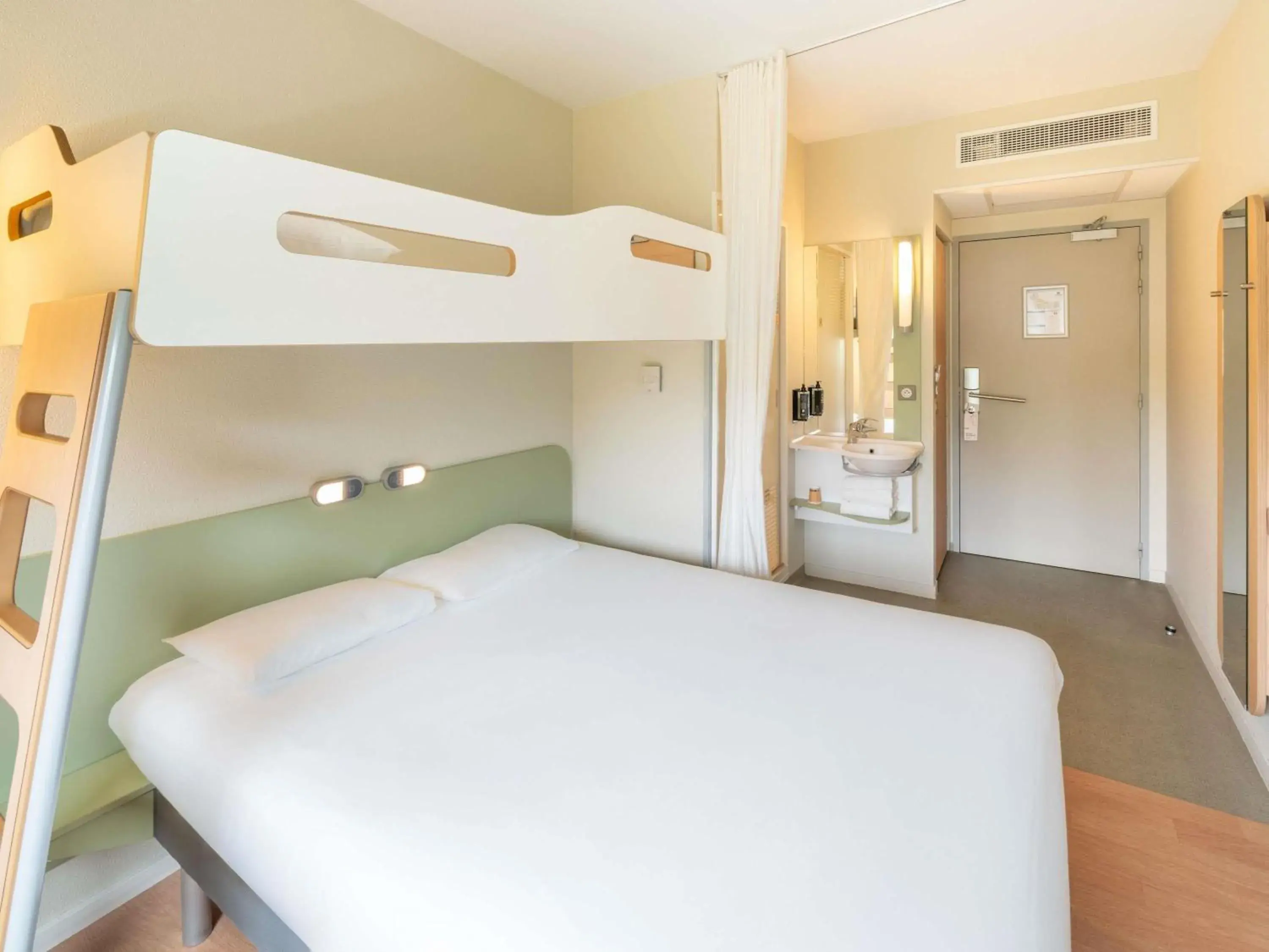 Bedroom, Bed in Ibis budget Les Sables d'Olonne Bedroom, Bed in Ibis budget Les Sables d'Olonne