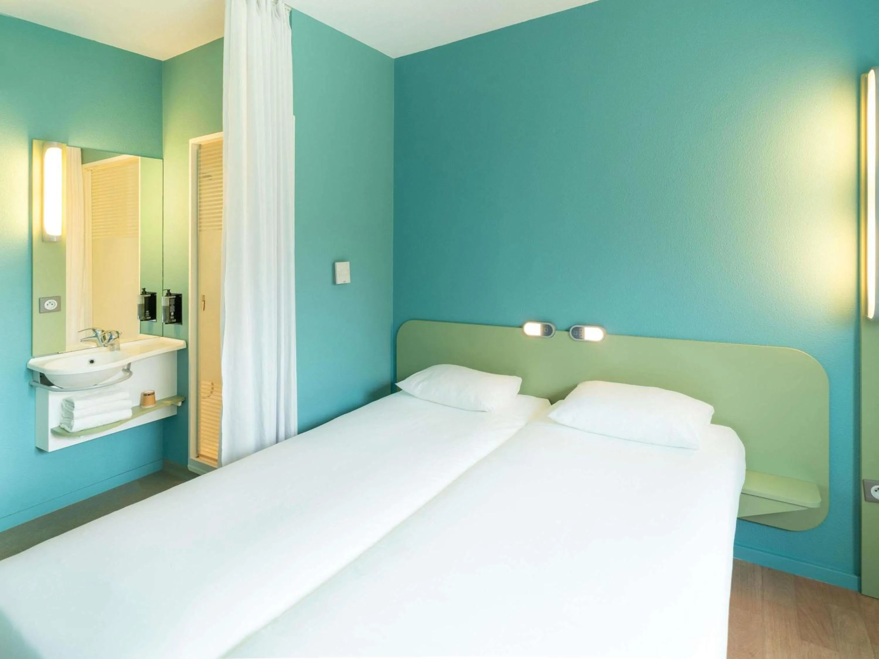 Bedroom, Bed in Ibis budget Les Sables d'Olonne
