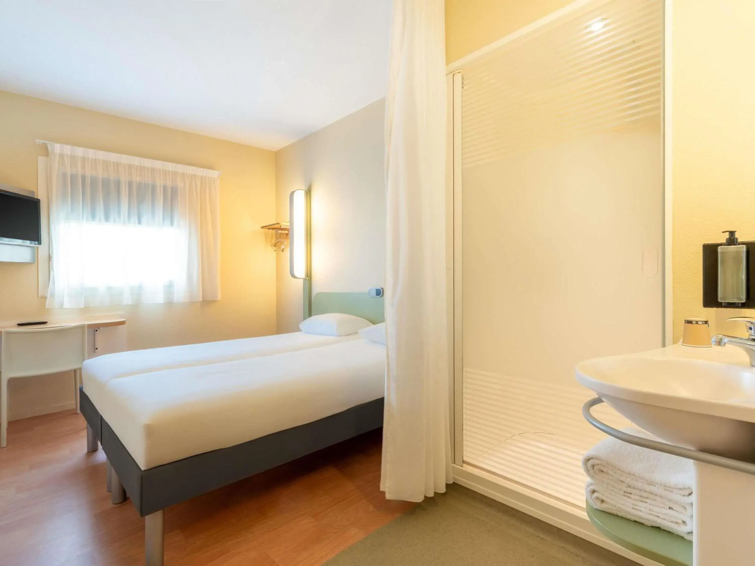 Bedroom, Bed in Ibis budget Les Sables d'Olonne Bedroom, Bed in Ibis budget Les Sables d'Olonne