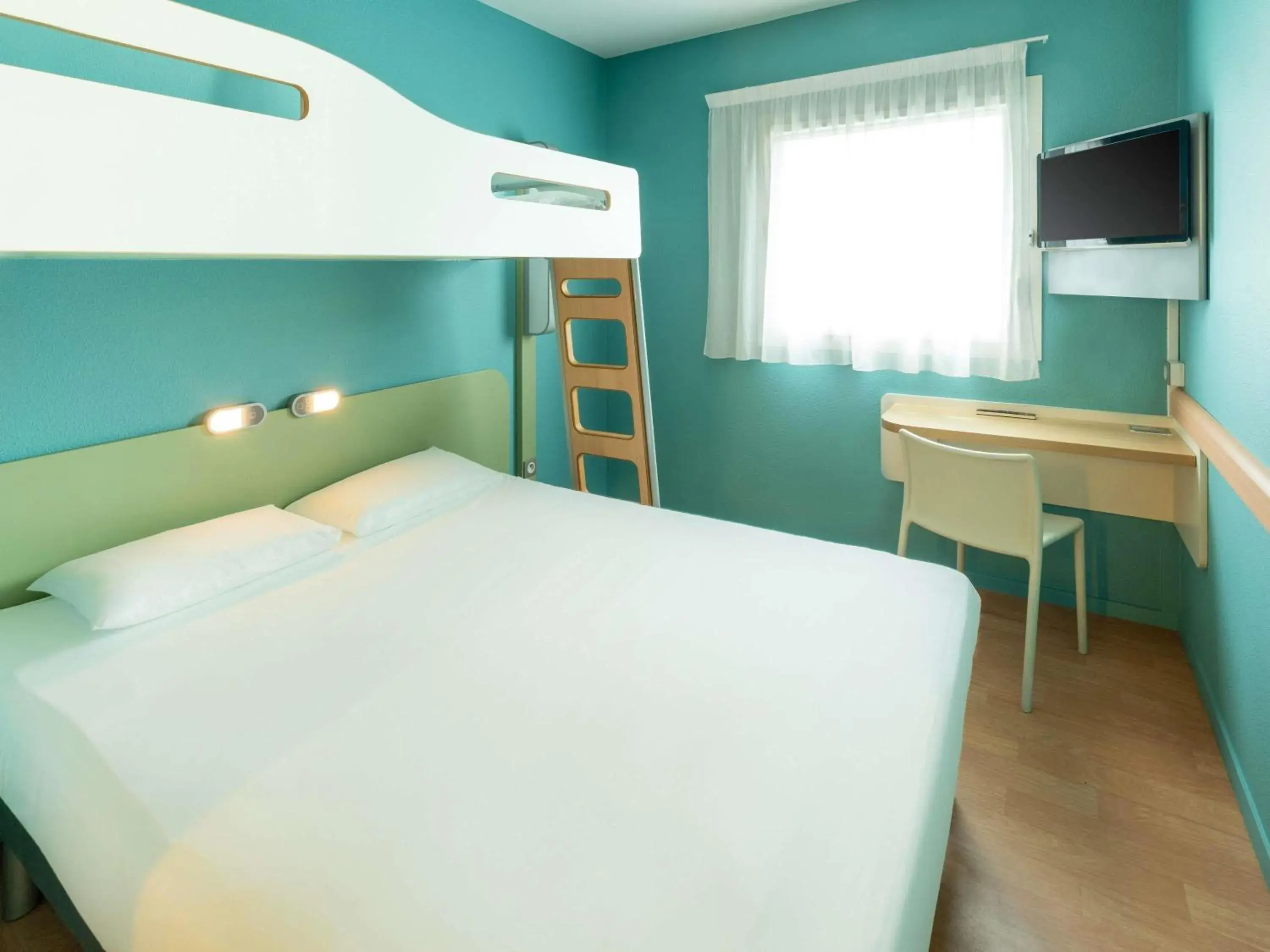 Bedroom, Bed in Ibis budget Les Sables d'Olonne Bedroom, Bed in Ibis budget Les Sables d'Olonne