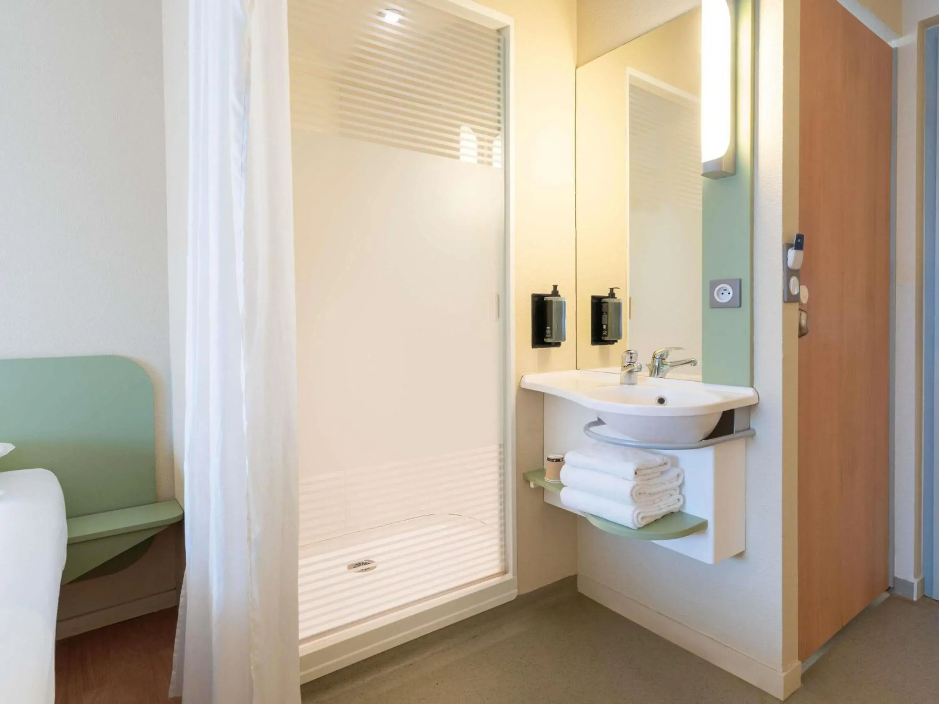 Bedroom in Ibis budget Les Sables d'Olonne Bedroom in Ibis budget Les Sables d'Olonne