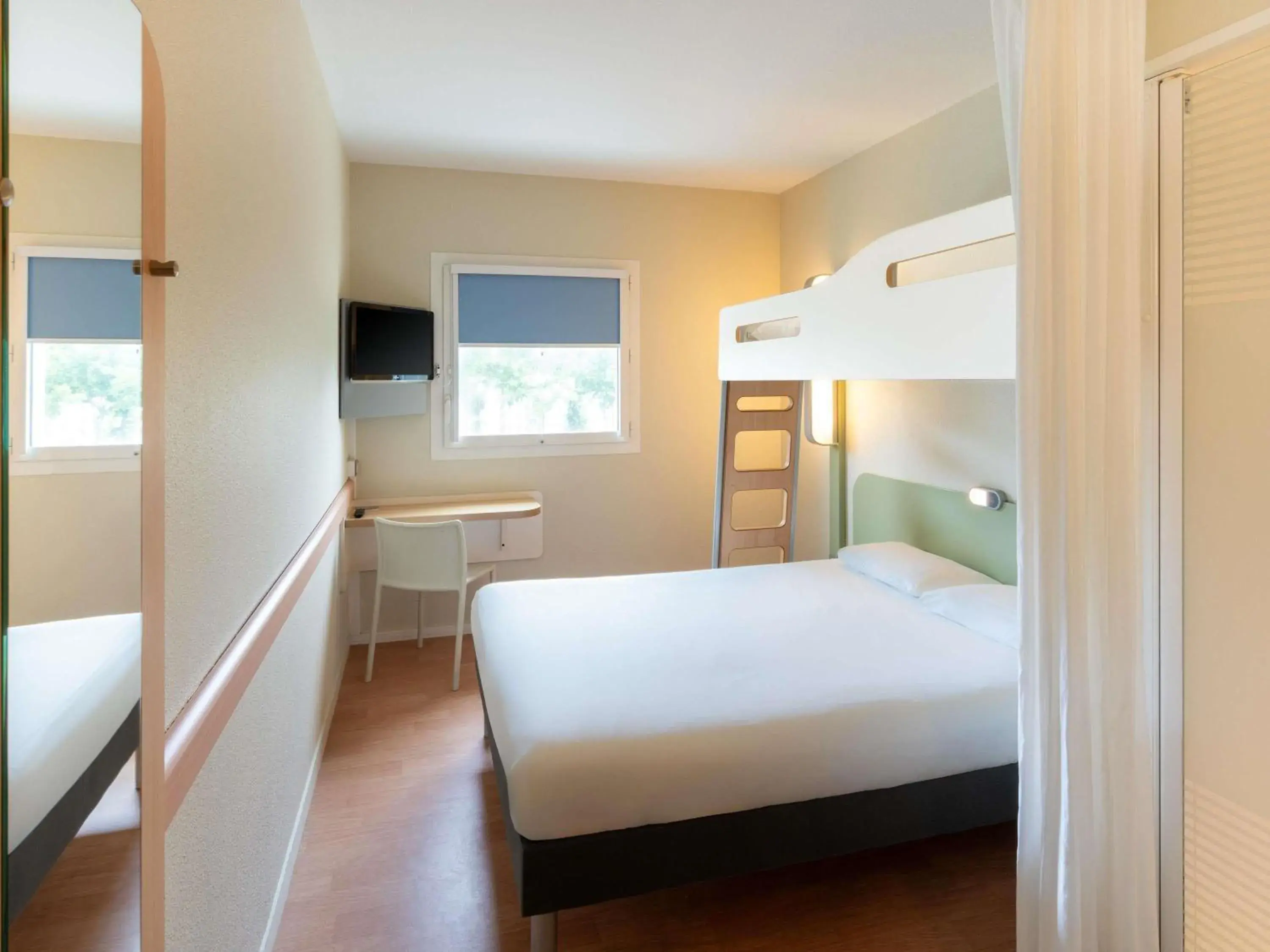 Bedroom, Bed in Ibis budget Les Sables d'Olonne Bedroom, Bed in Ibis budget Les Sables d'Olonne