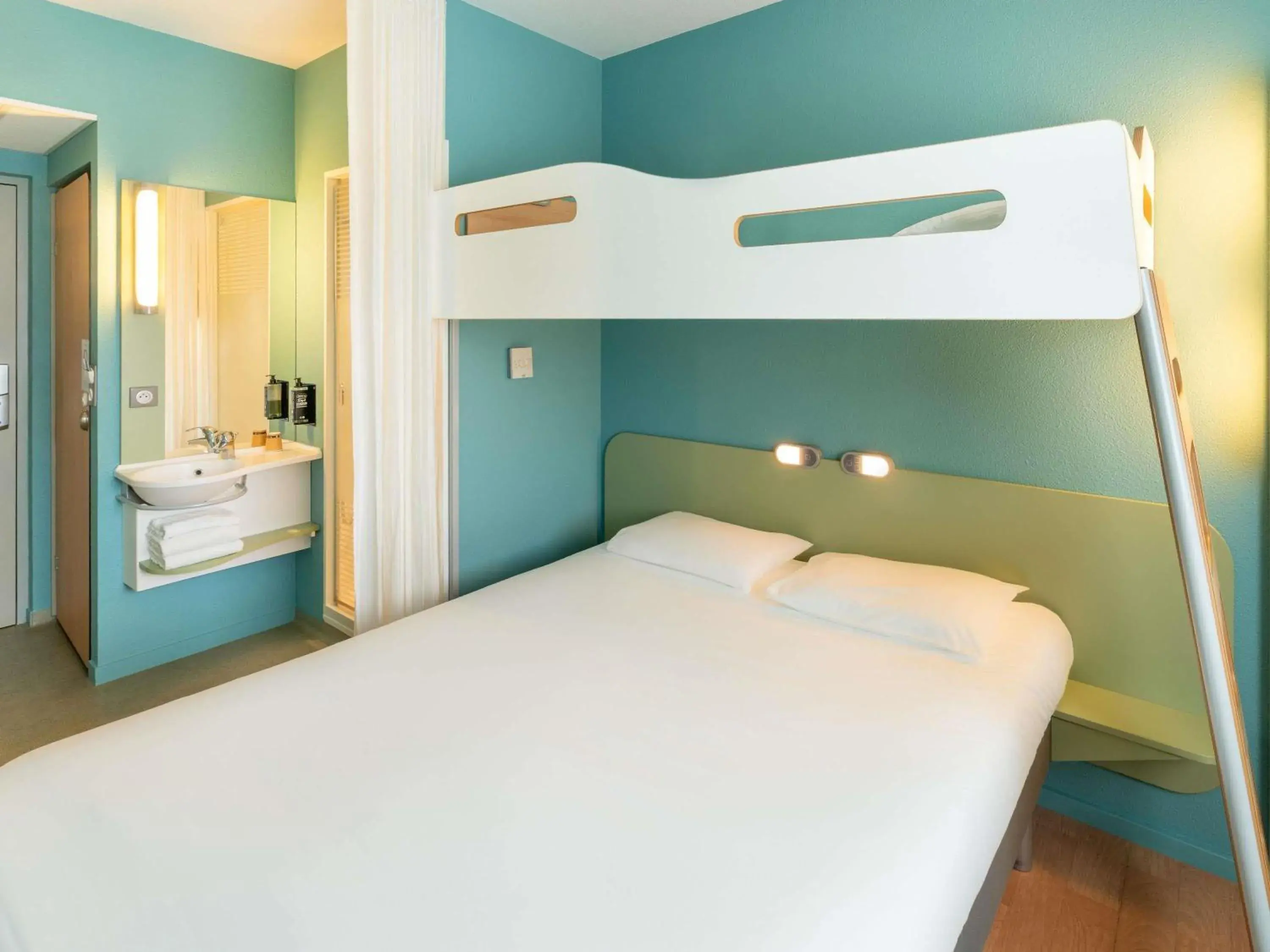 Bedroom, Bed in Ibis budget Les Sables d'Olonne Bedroom, Bed in Ibis budget Les Sables d'Olonne