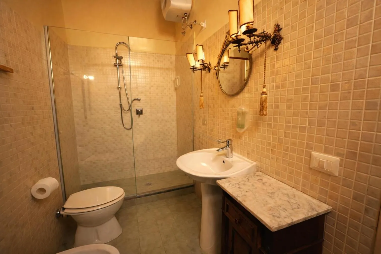 Shower in VesConte Residenza D'epoca dal 1533