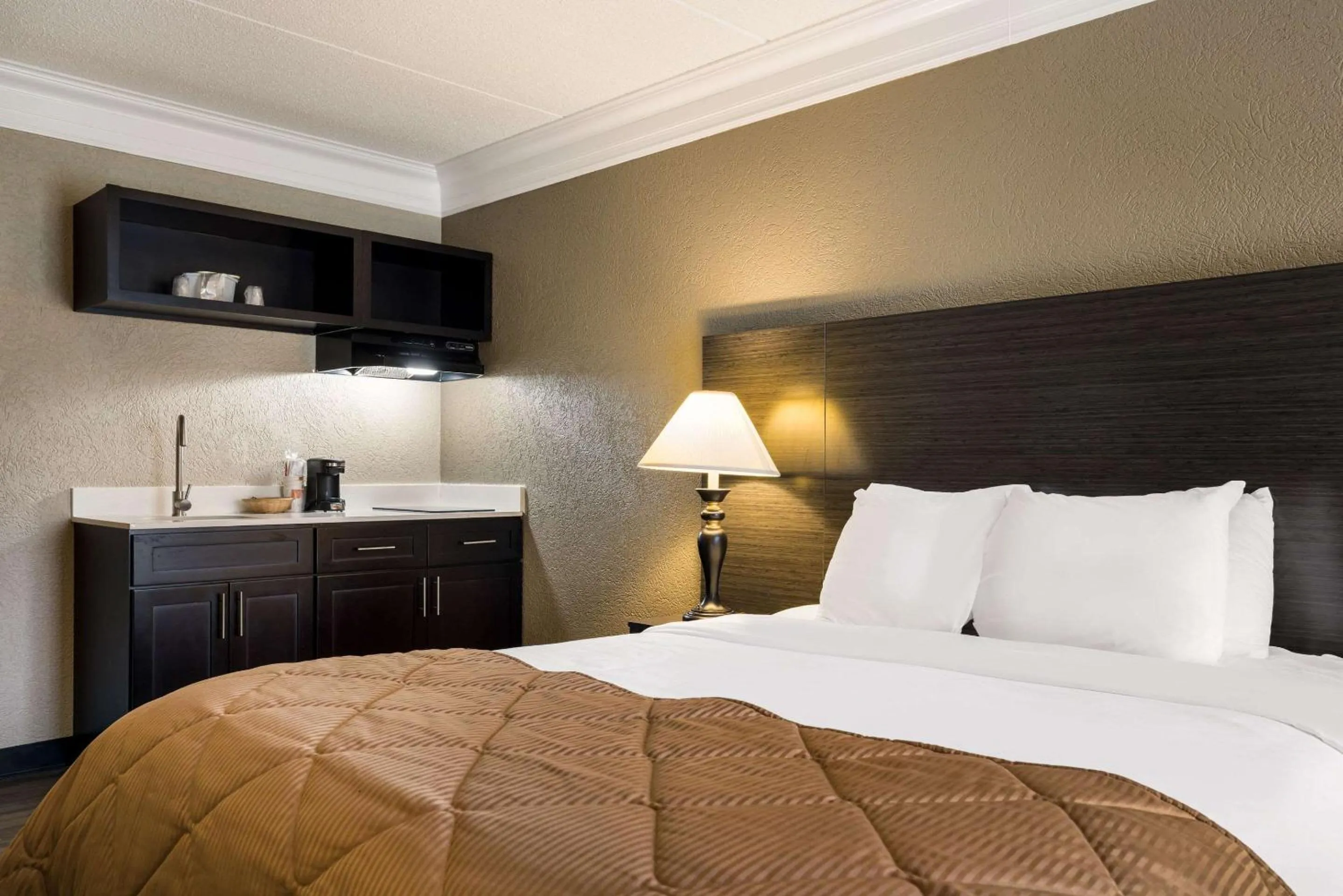 Bedroom in Suburban Studios Syracuse Fairgrounds