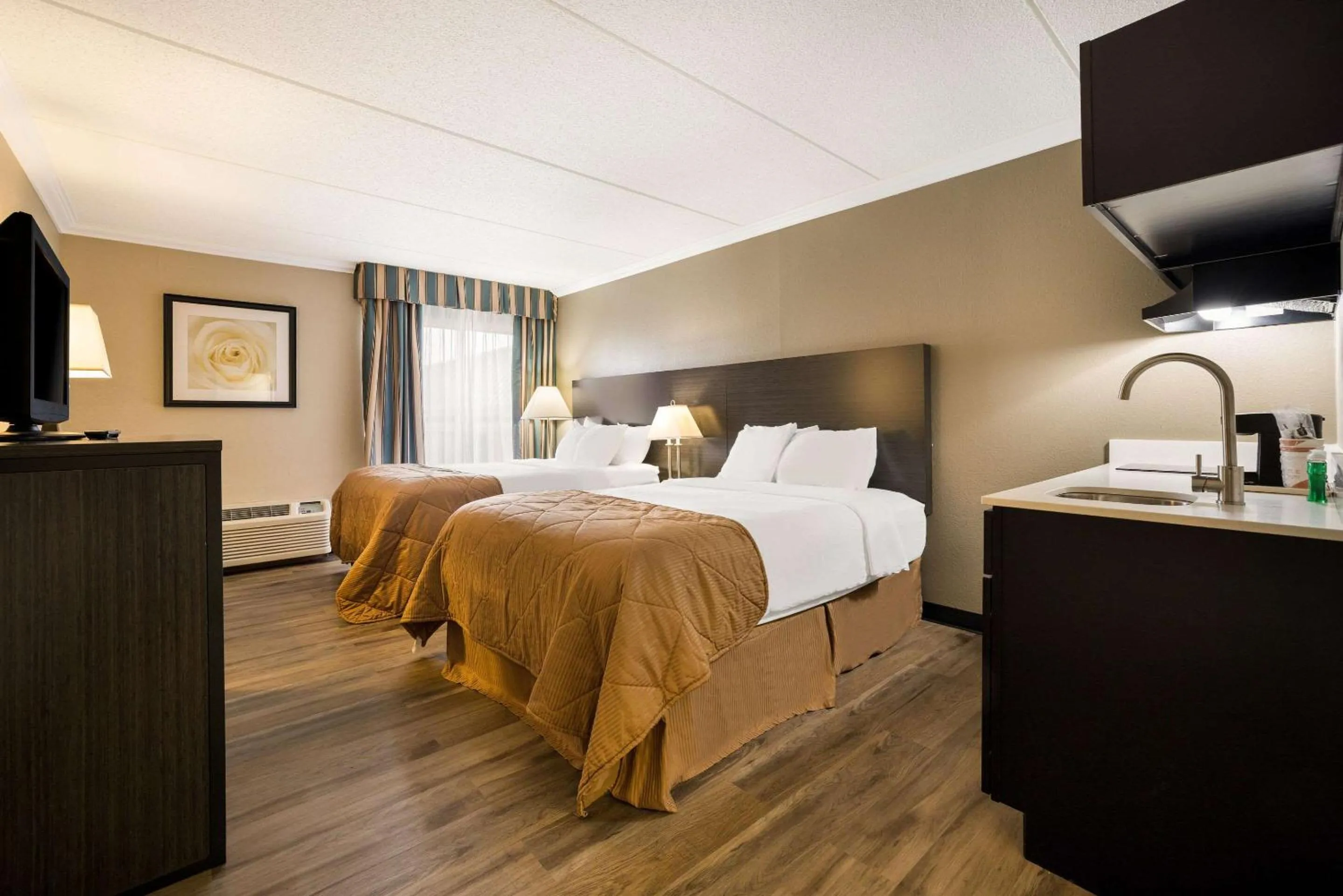 Bedroom in Suburban Studios Syracuse Fairgrounds