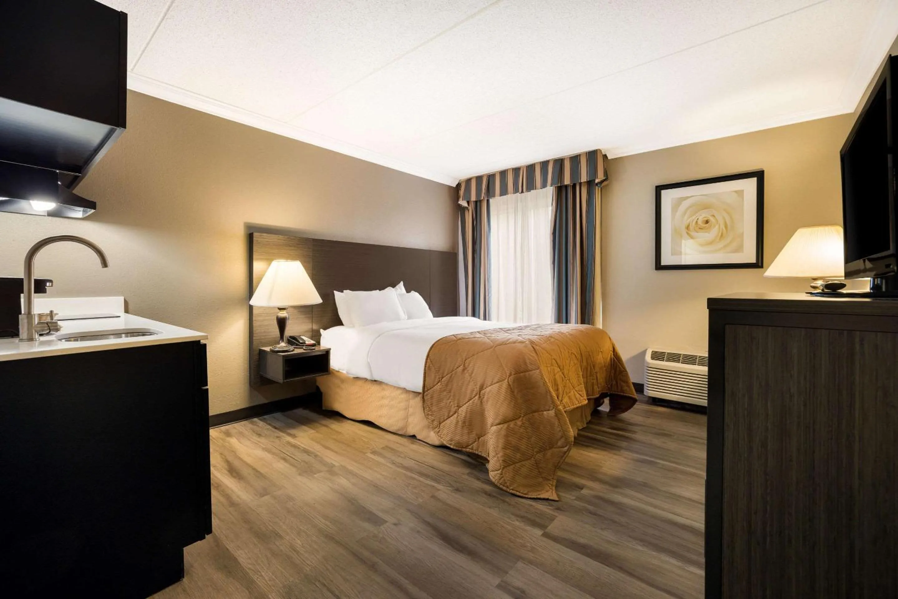 Bedroom in Suburban Studios Syracuse Fairgrounds