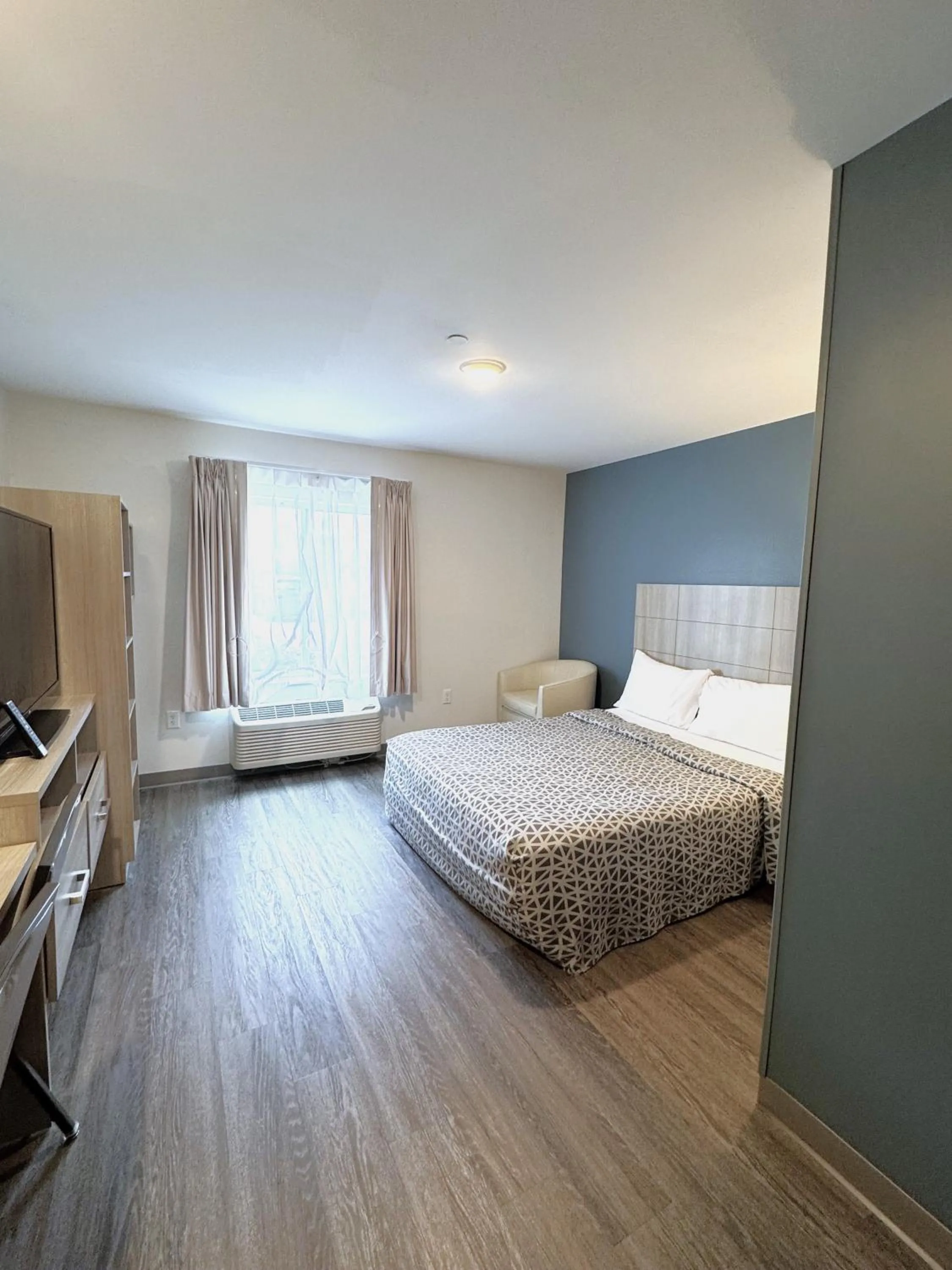 Bedroom, Bed in WoodSpring Suites Jacksonville Orange Park