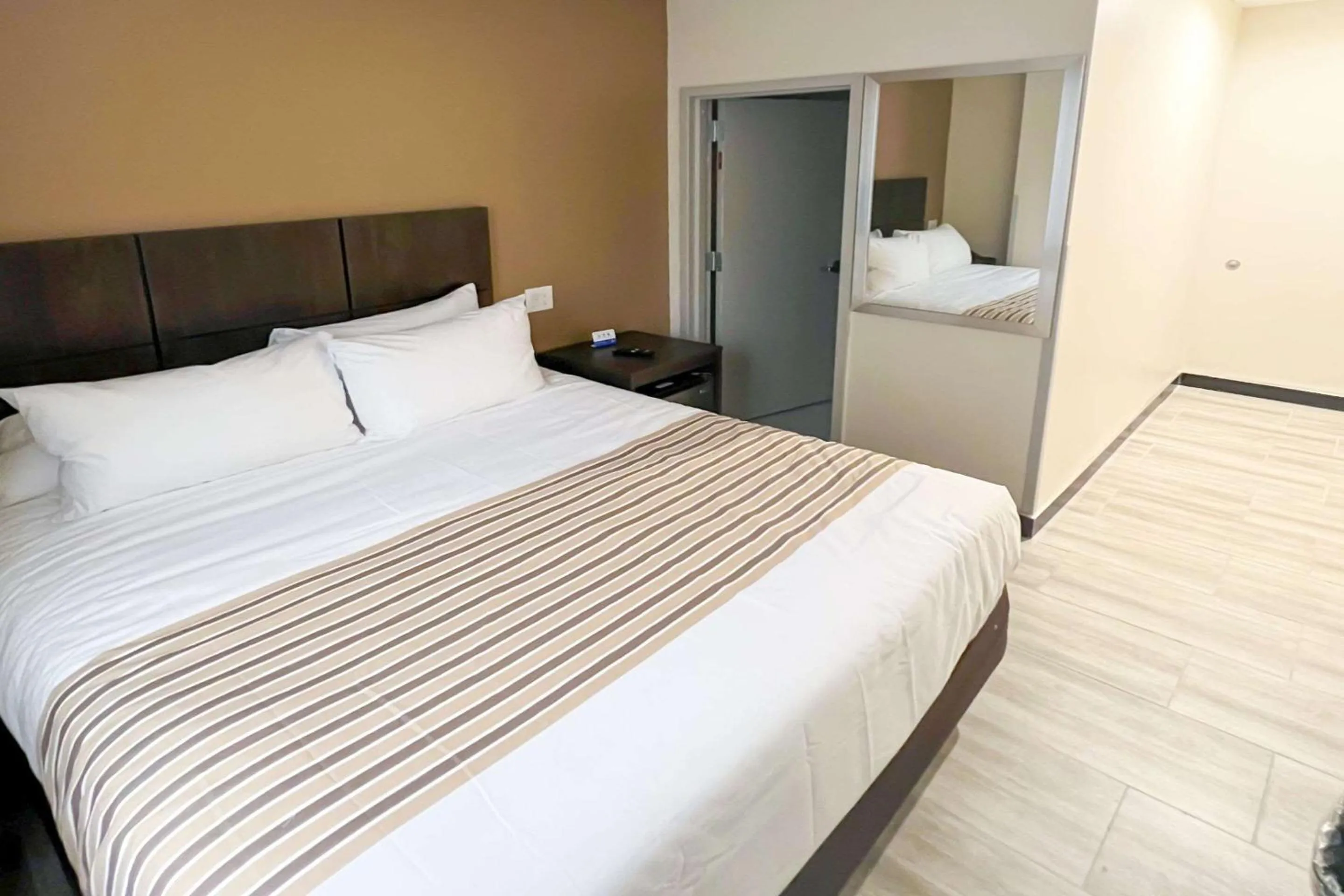 Bedroom in Rodeway Inn Brooklyn