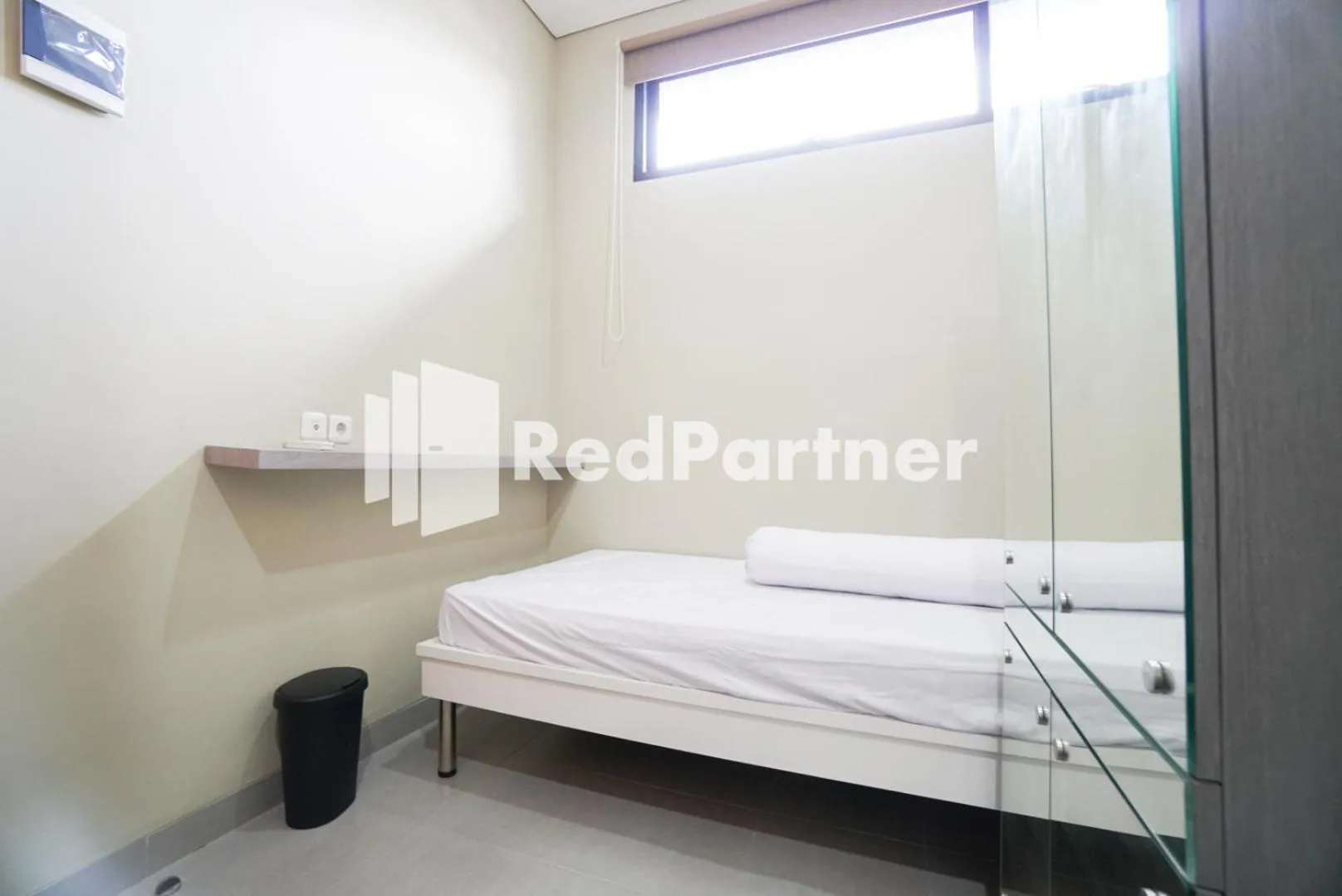 Bedroom, Bed in Tomang Gelong Guest House Syariah Mitra RedDoorz