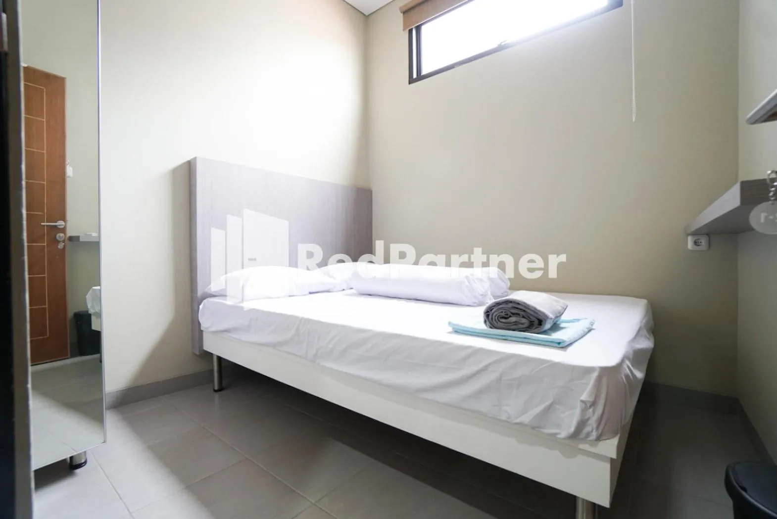 Bedroom, Bed in Tomang Gelong Guest House Syariah Mitra RedDoorz