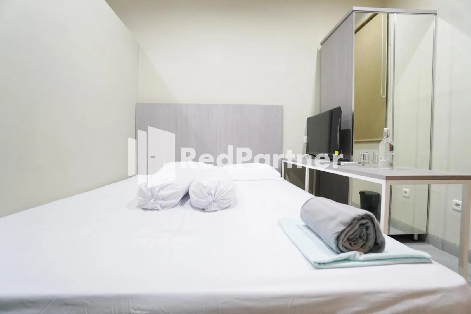 Bedroom, Bed in Tomang Gelong Guest House Syariah Mitra RedDoorz