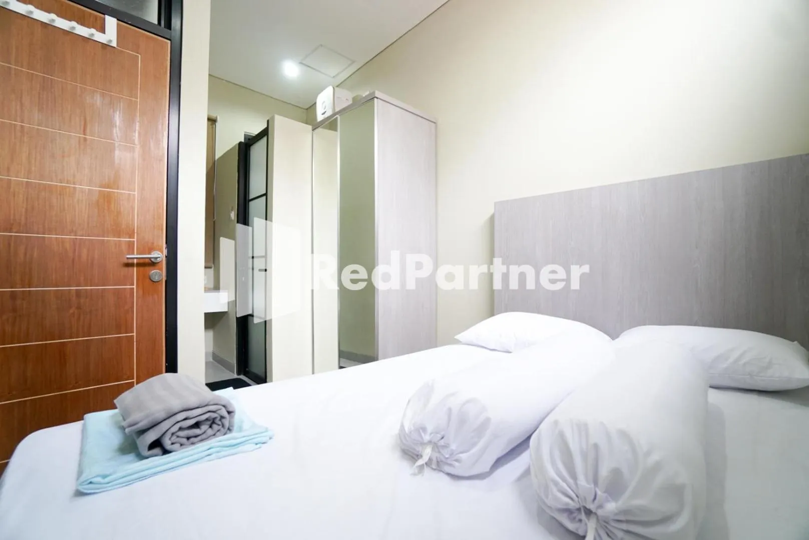 Bedroom, Bed in Tomang Gelong Guest House Syariah Mitra RedDoorz