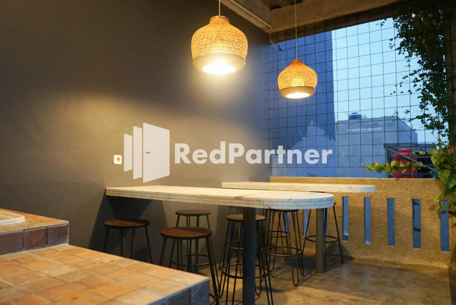 Dining area in Tomang Gelong Guest House Syariah Mitra RedDoorz