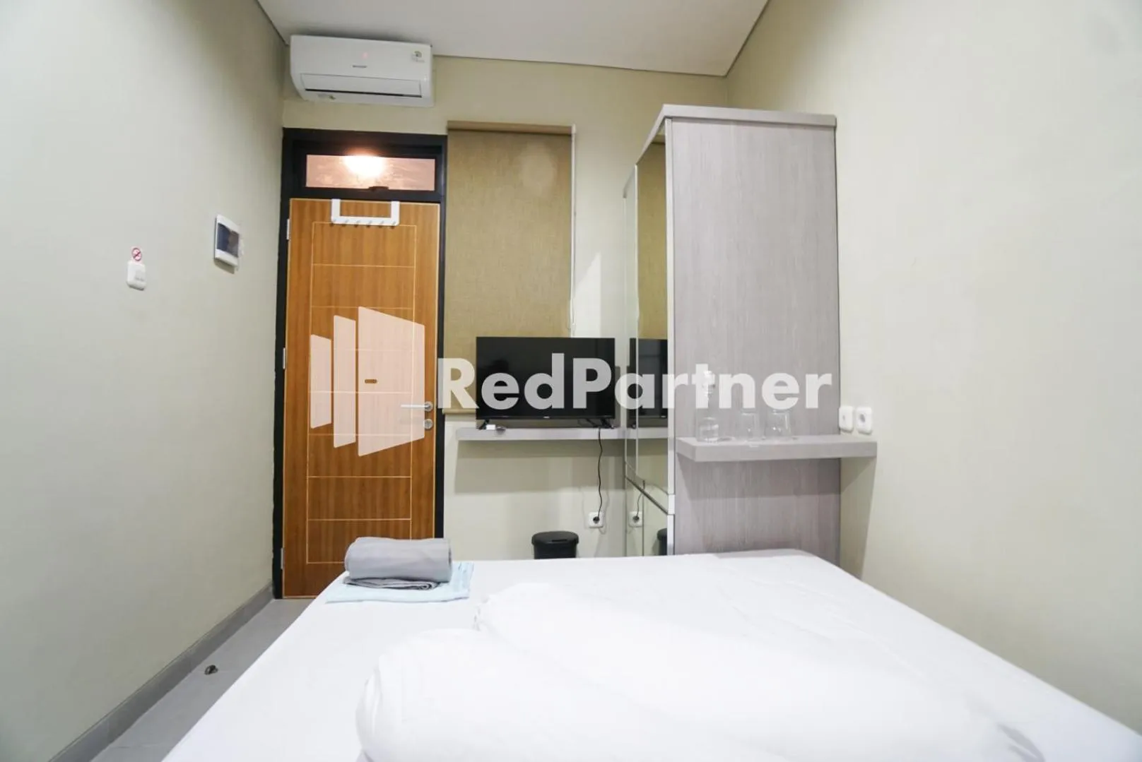 Bedroom, Bed in Tomang Gelong Guest House Syariah Mitra RedDoorz